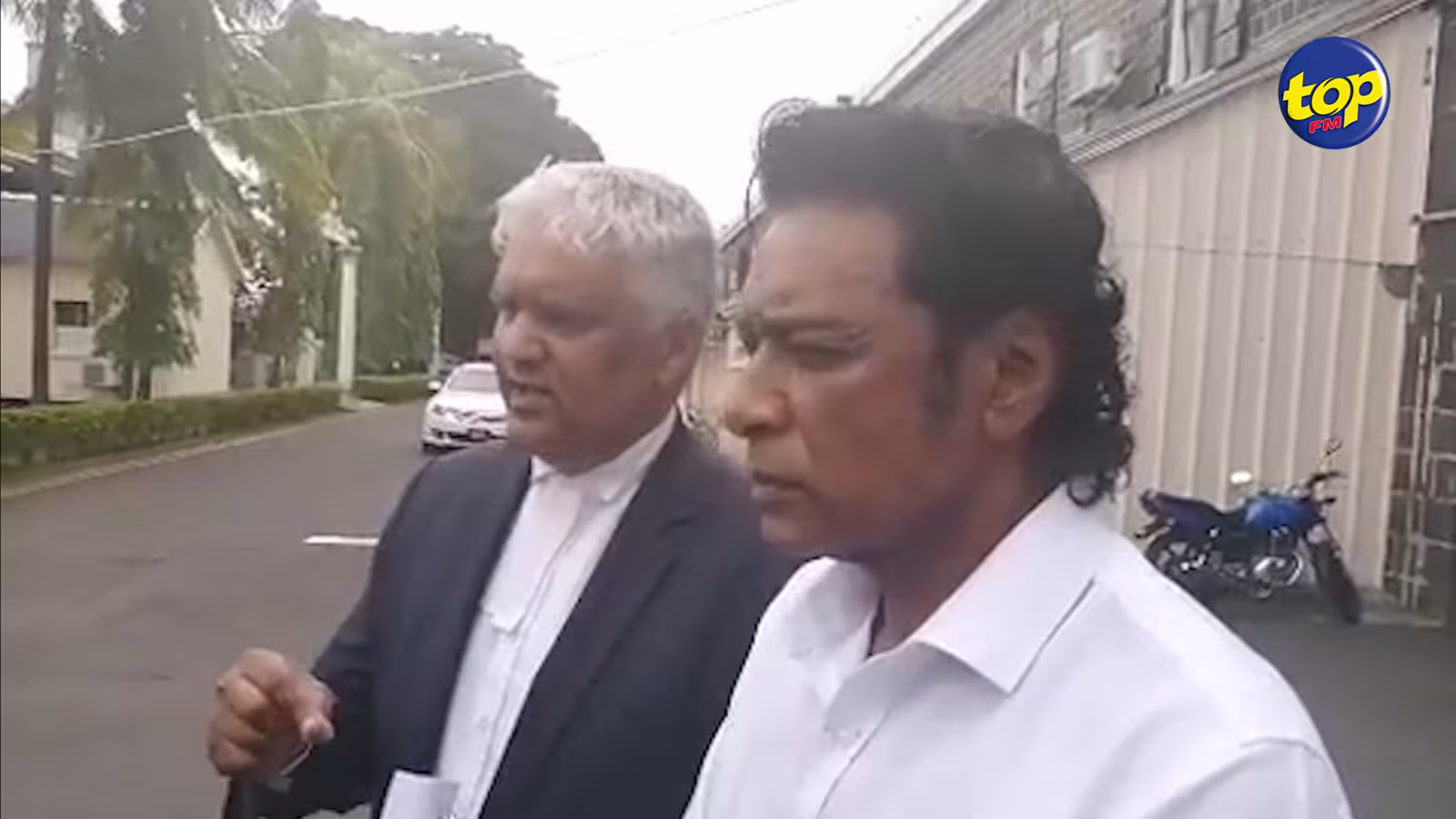 Nando Bodha malmené à Grand-Bassin dimanche : « Nous devons savoir qui a ordonné à l’inspecteur venu protéger Nando Bodha de partir », affirme Rama Valayden, l’avocat du député indépendant