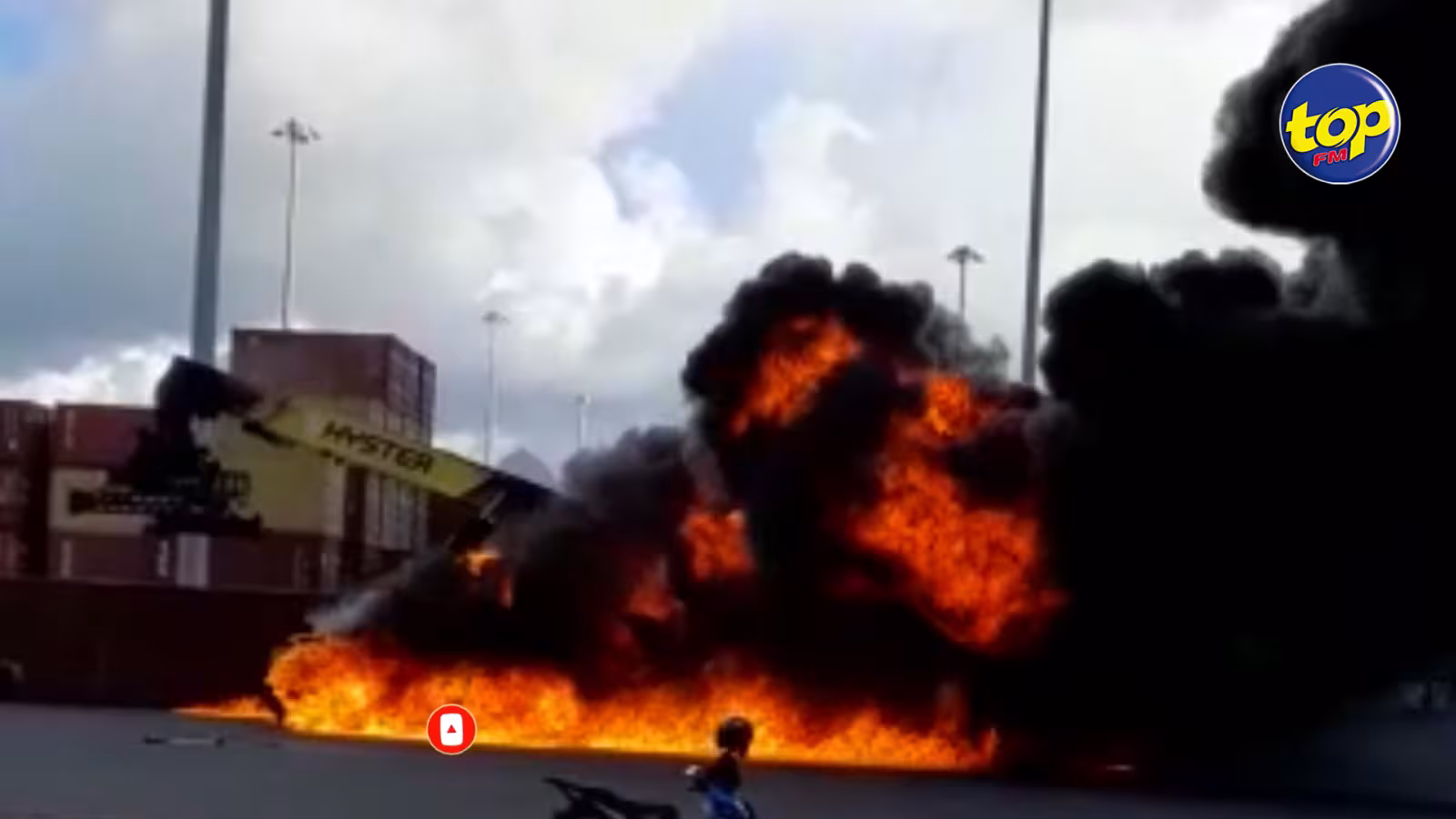 Au Container Terminal de la Cargo Handling Corporation : Un chariot élévateur prend feu