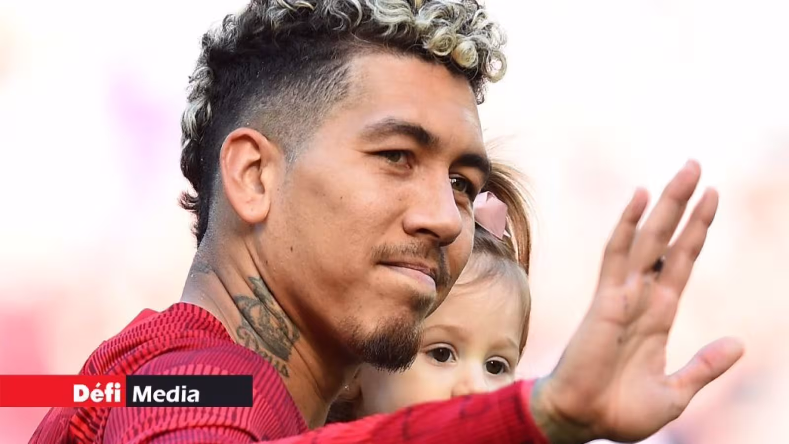 L'attaquant brésilien de Liverpool, Roberto Firmino, salue les fans après le match de football de la Premier League anglaise entre Liverpool et Aston Villa à Anfield à Liverpool, dans le nord-ouest de l'Angleterre, le 20 mai 2023. (Photo : PETER POWELL / AFP)