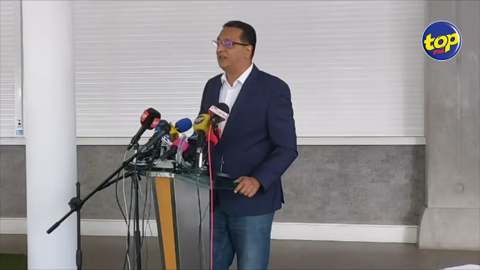Faisant un parallèle avec la situation en Grande Bretagne : « À Maurice, certains ne savent que s’enrichir… ils ne comprennent pas le terme patriotisme », s’insurge Roshi Bhadain