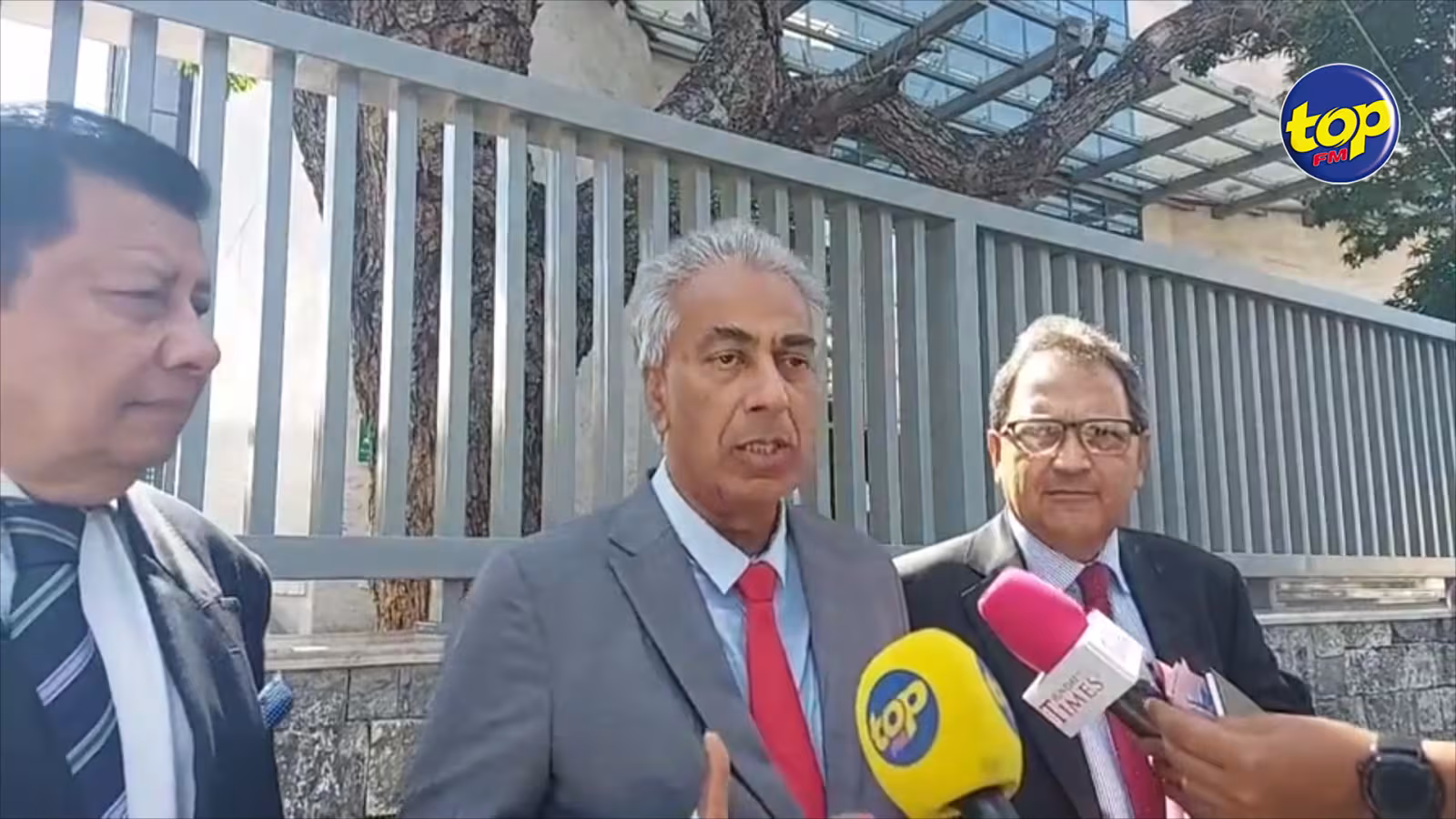 Le Chef de file du Ptr obtient le gel de sa suspension : « mo pe rant dan parlman avec humilité et fierté pour la démocratie… »,  se réjouit le Dr Arvin Boolell
