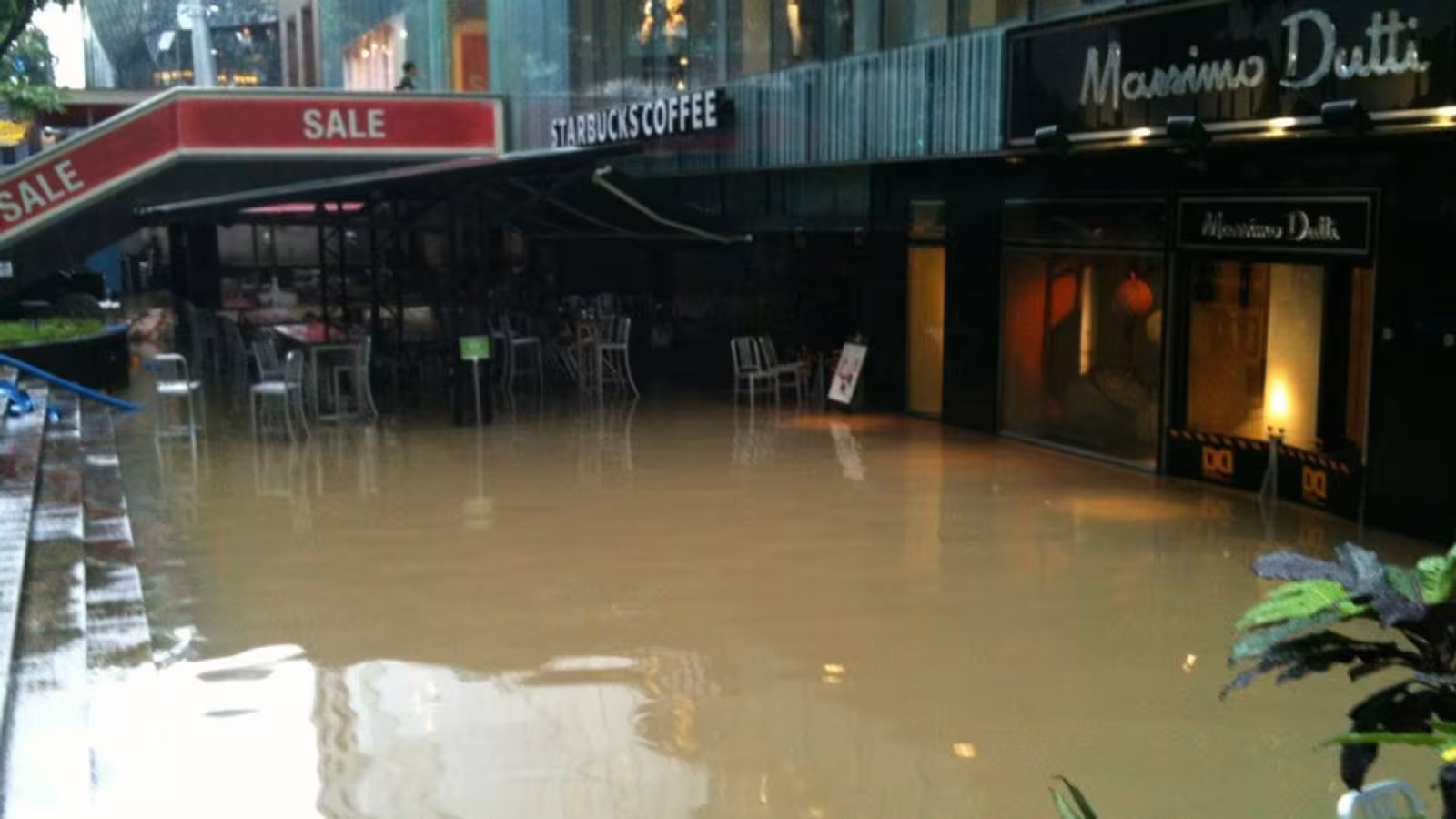 De Fortes Pluies Frappent Singapour, certains endroits Inondés