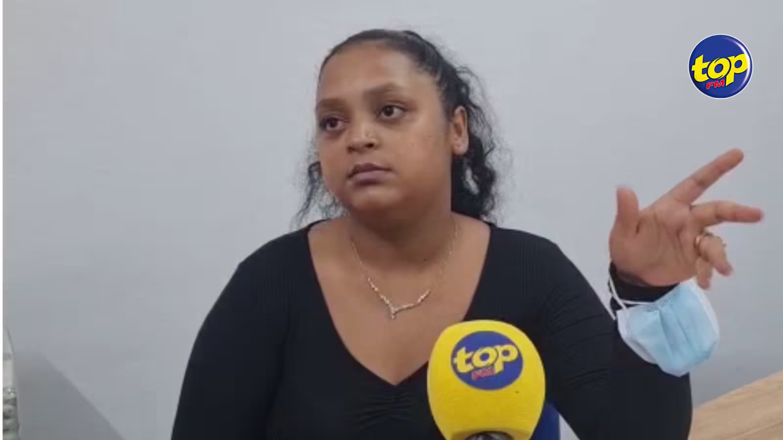 Vidéo accablante en circulation montrant la perquisition chez Wayne Attock : ‘‘Li pas bon acoz zot bann foss travay kizot ine fer mo bann zenfan bizin paye le pot cassé,’’ déplore son épouse Capricia 