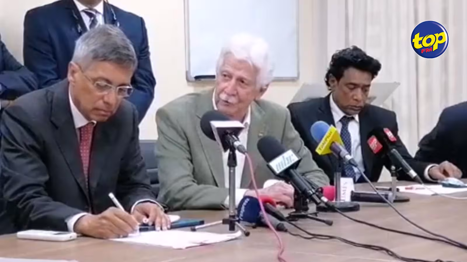 Agaléga : “Personn pa pou anpes nou al Agalega… s’il le faut nous irons à la nage… » dit Paul Bérenger