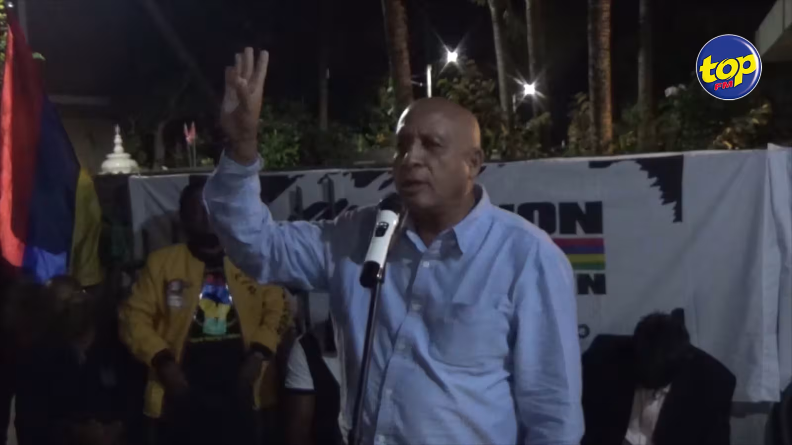 Réunion nocturne à Plaisance hier soir : ‘Alan Ganoo ti fer manifestation contre metro, zordi li minis metro, judas mem sorti second’, ironise Jean-Claude Barbier