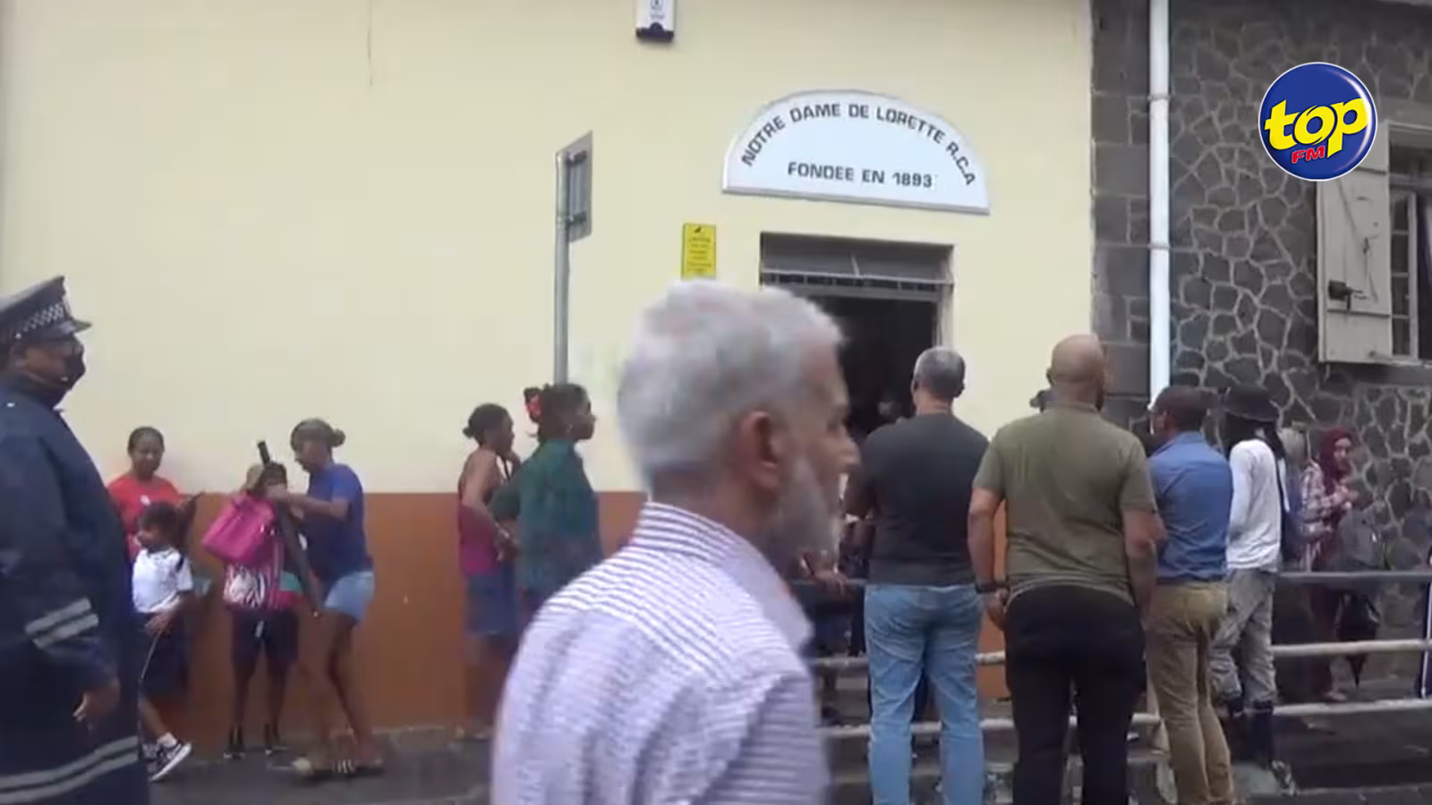Ils sont allés récupérer leurs enfants après l’émission de l’avis de fortes pluies hier : certains parents insistent sur la sécurité, mais s’inquiètent du retard sur le programme