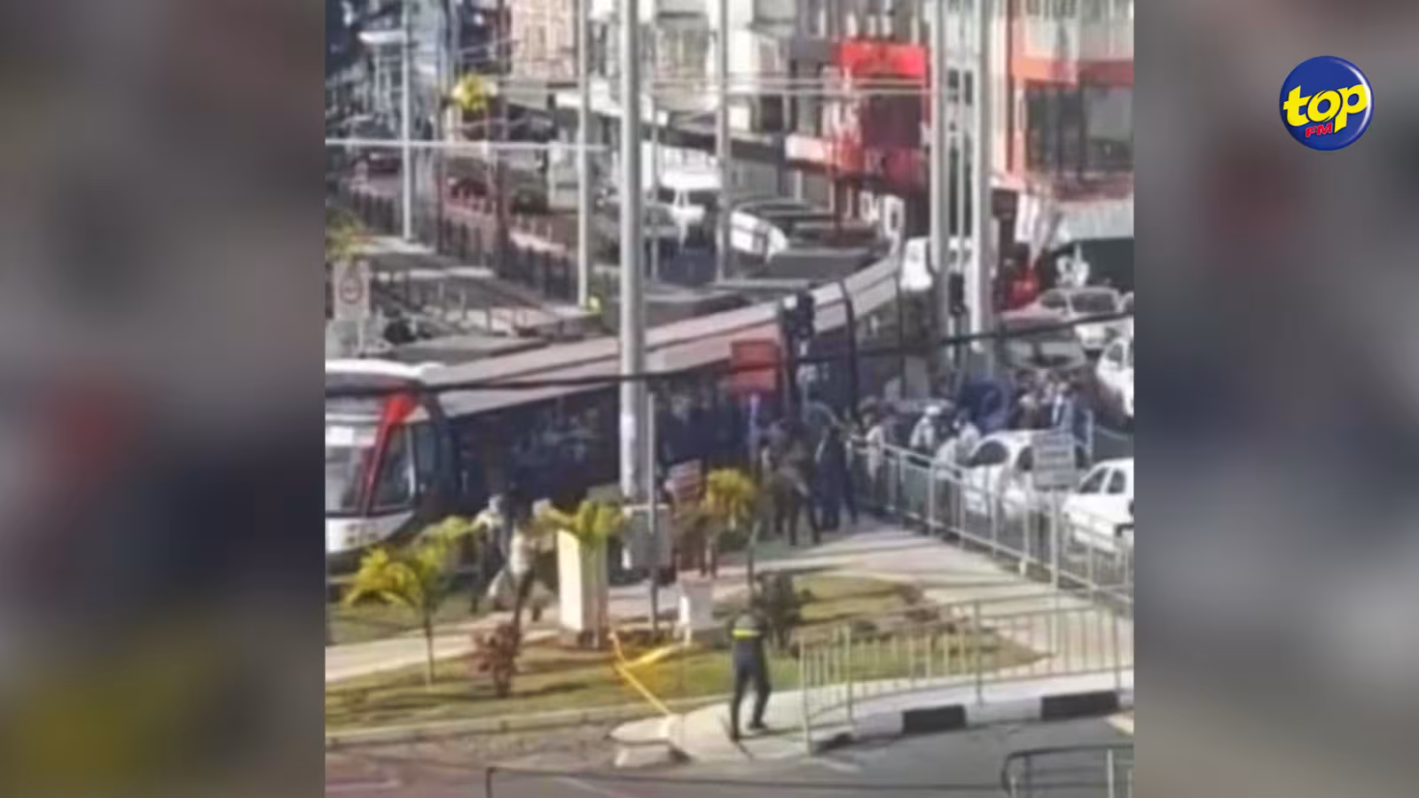 À Quatre Bornes : accident entre une voiture et un tram du Metro Express