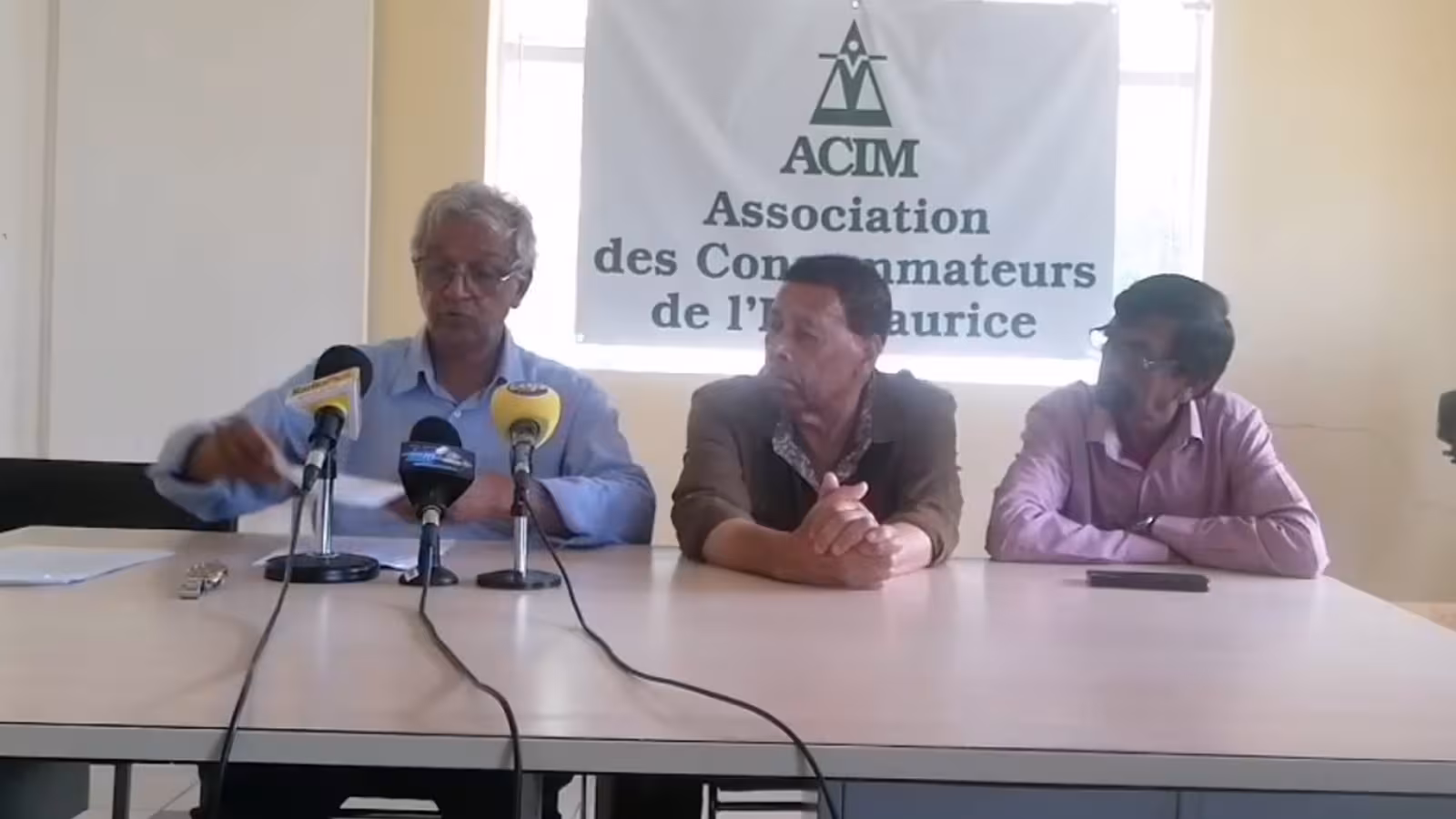Hausse du prix des carburants : « le taux d’inflation prédit par le ministre du Commerce pour l’an prochain est injustifié » réitère Jayen Chellum,