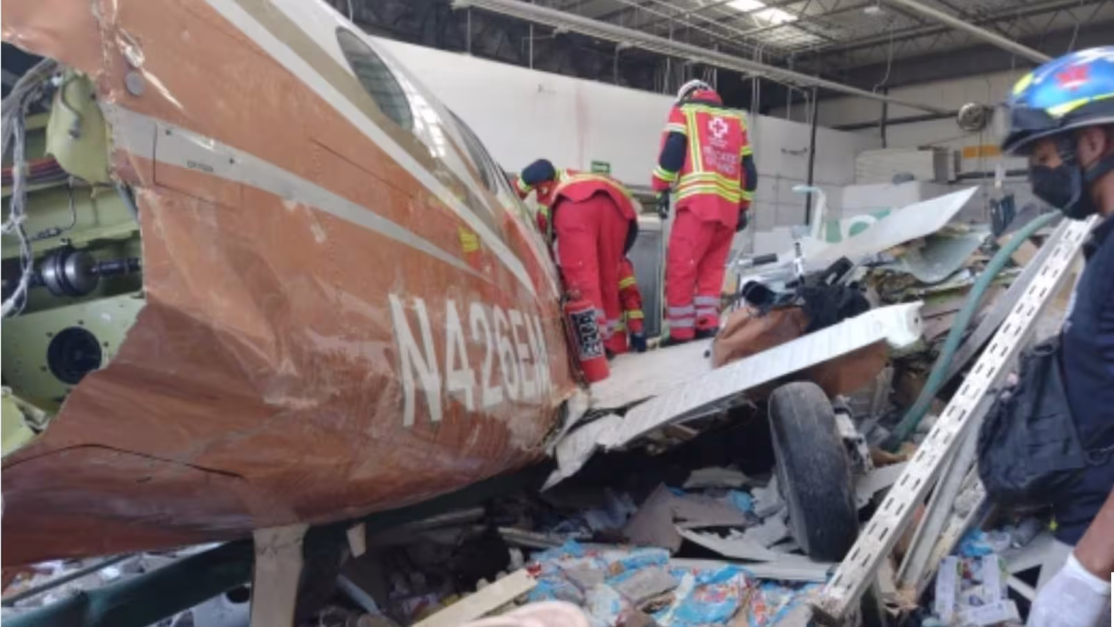 Atterrissage d’un avion sur une autoroute : 1 mort et plusieurs blessés