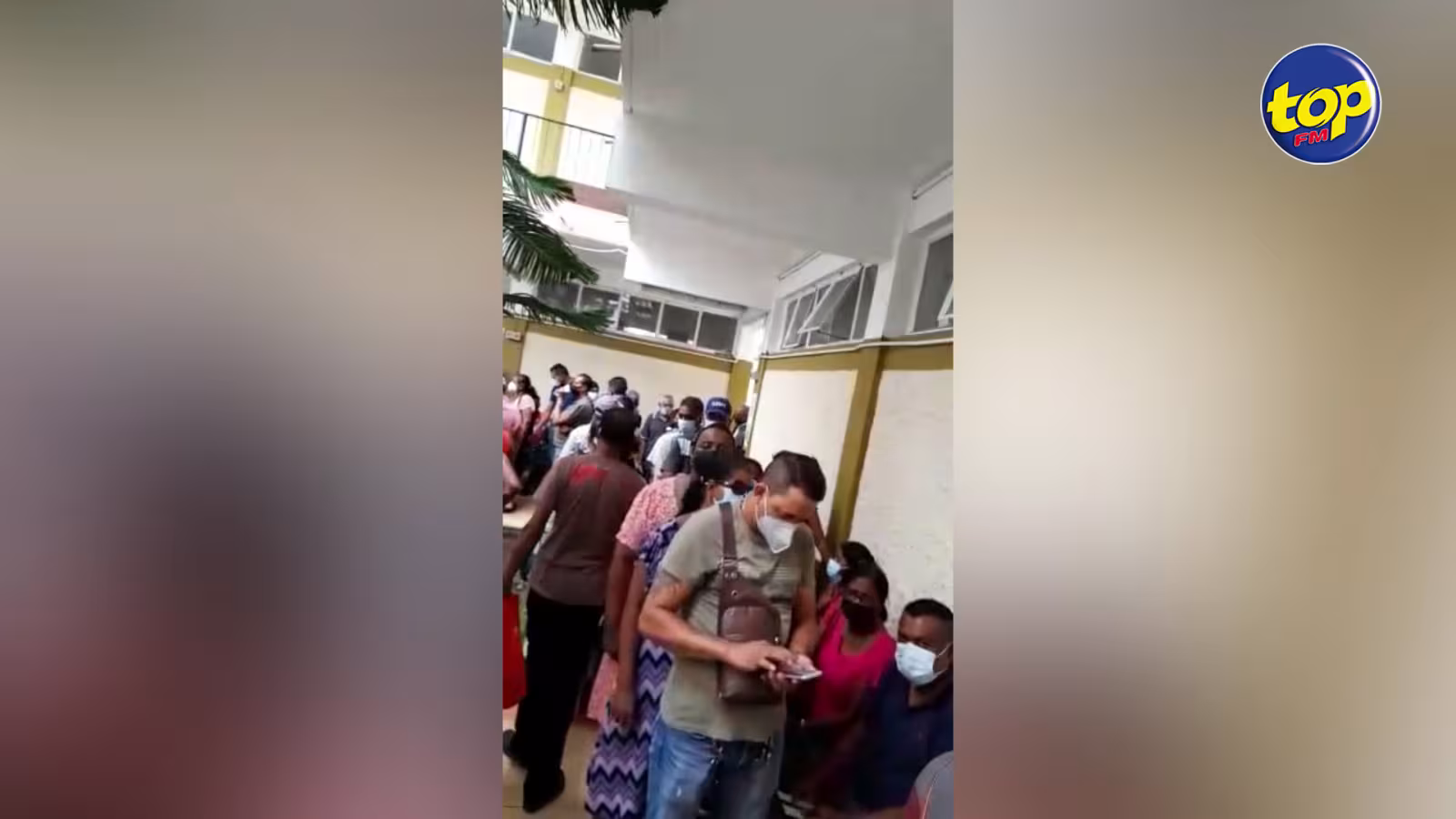 Au centre de vaccination de Flacq : une file d’attente interminable provoque le mécontentement