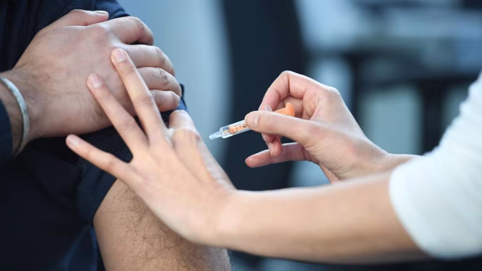 Le vaccin AstraZeneca efficace de 8 % chez les plus de 65 ans : le producteur dément