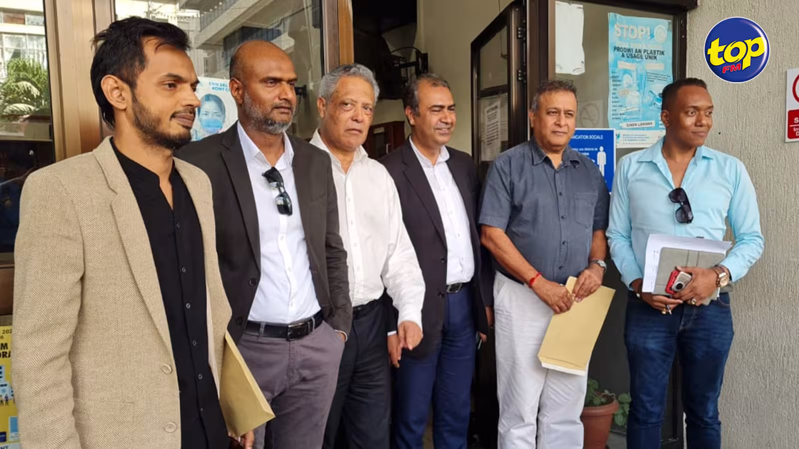 Son nom figure sur une hit-list en circulation : « Il est du devoir de la police d’initier une enquête sur sa provenance », affirme Balkrishna Kaunhye, CEO de Top FM