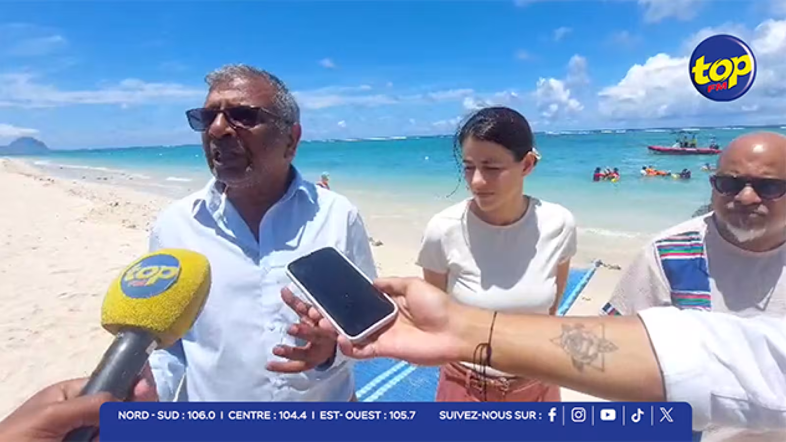 Sur la plage de Flic-en-Flac : coup d’envoi du déploiement de fauteuils flottants aux enfants à mobilité réduite 