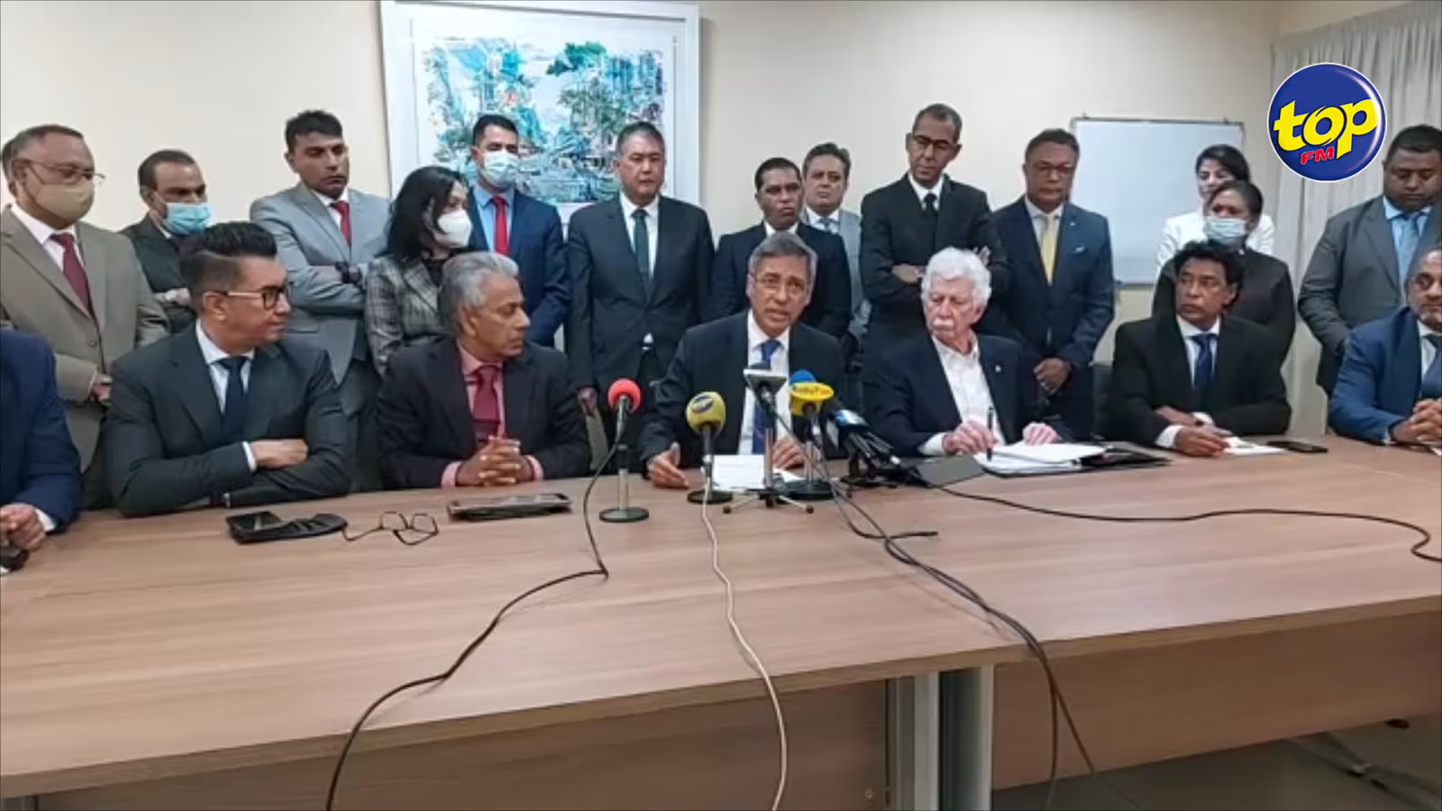 Réplique à Deepak Balgobin:  “Ils pourraient avoir accès aux équipements de Mauritius Telecom qui sont interconnectés avec les câbles SAFE”, affirme Xavier Duval