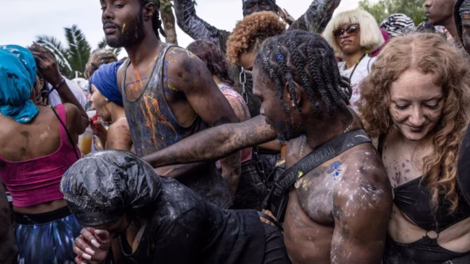 Le carnaval de Notting Hill ramène l’ambiance dans les rues de Londres ce matin
