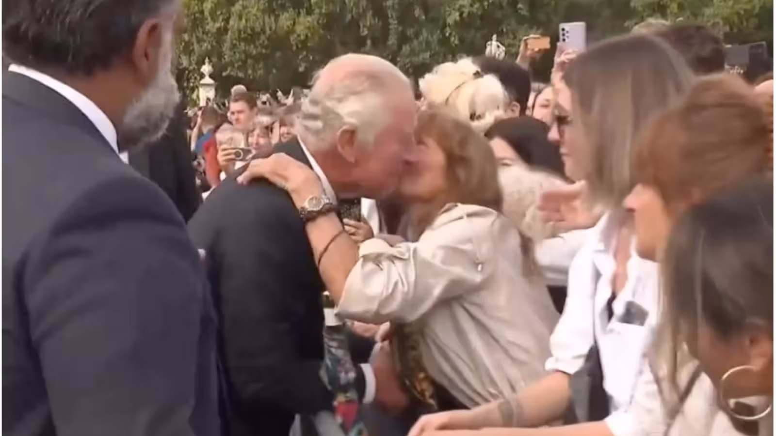Charles III promet de servir les Britanniques toute sa vie, comme Élisabeth II