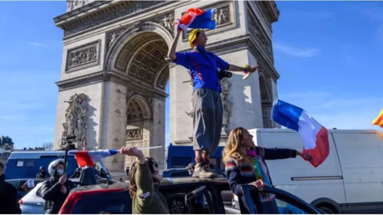 Paris : Le Convoi de la liberté exprime sa colère sur l’avenue des Champs-Elysées