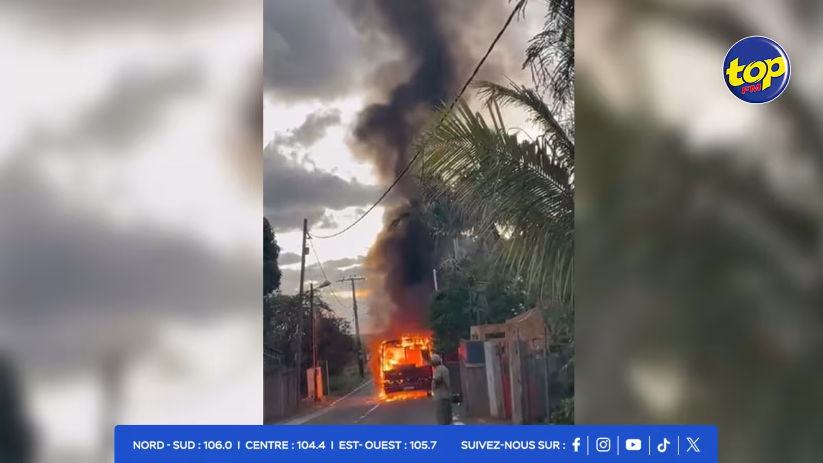 Canot-Un-autobus-de-la-UBS-prend-feu
