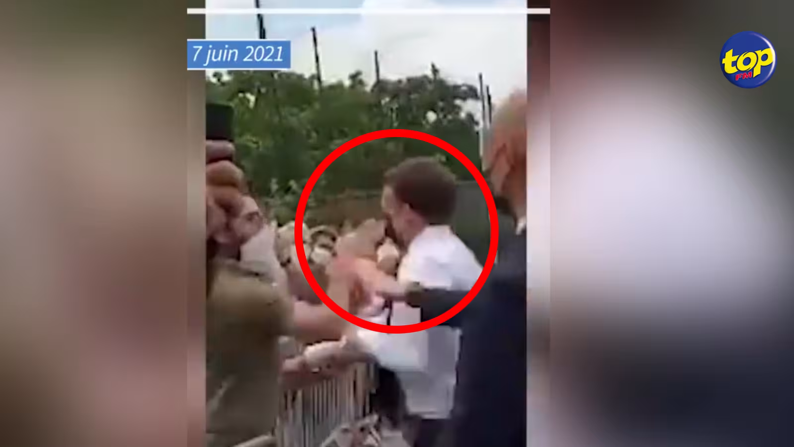 Emmanuel Macron giflé par un homme lors de son déplacement dans la Drôme