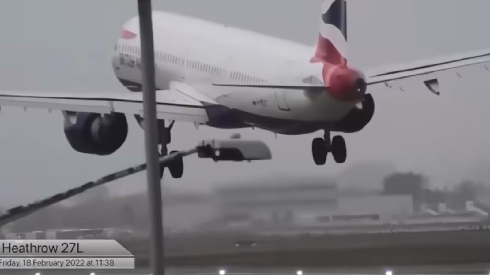 Cyclone à Londres : Des piétons enlevés du trottoir par les rafales