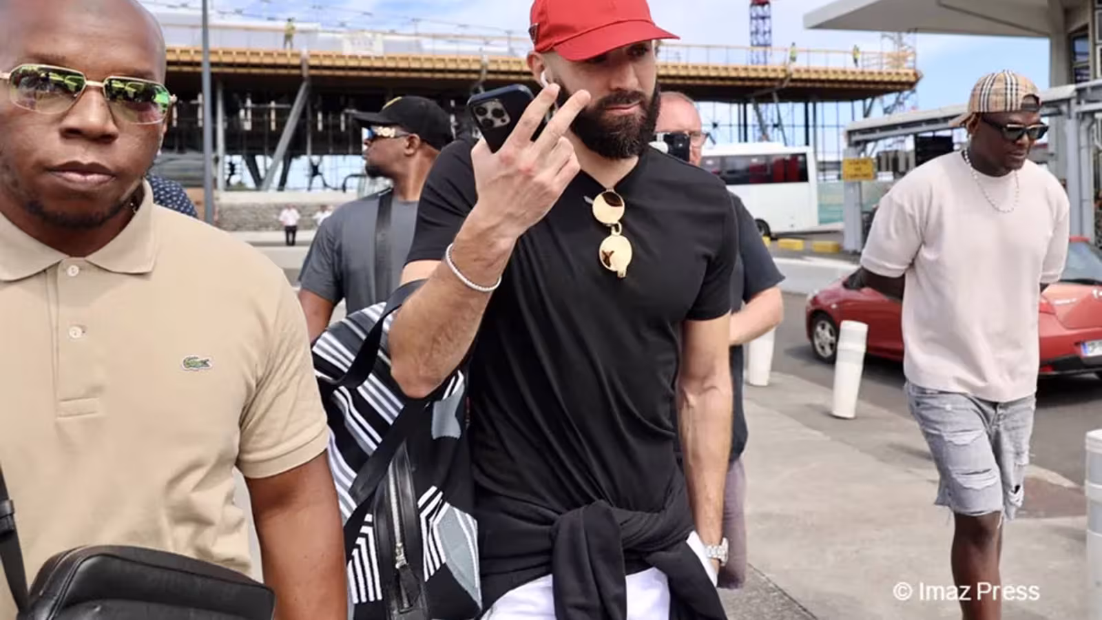 Le footballeur Karim Benzema est arrivé à La Réunion