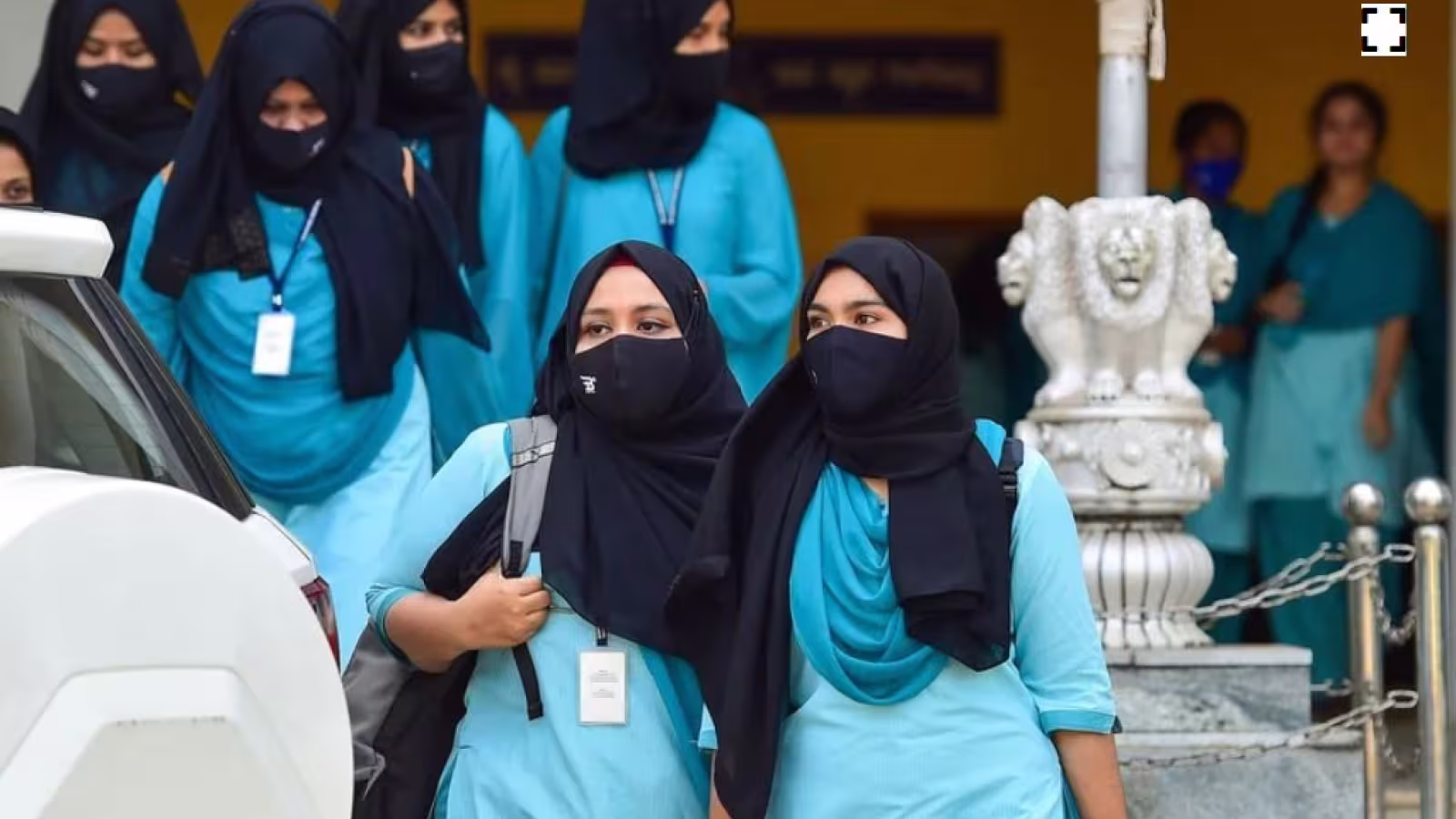 Des musulmanes indiennes brûlent des hijabs en faveur des  iraniennes