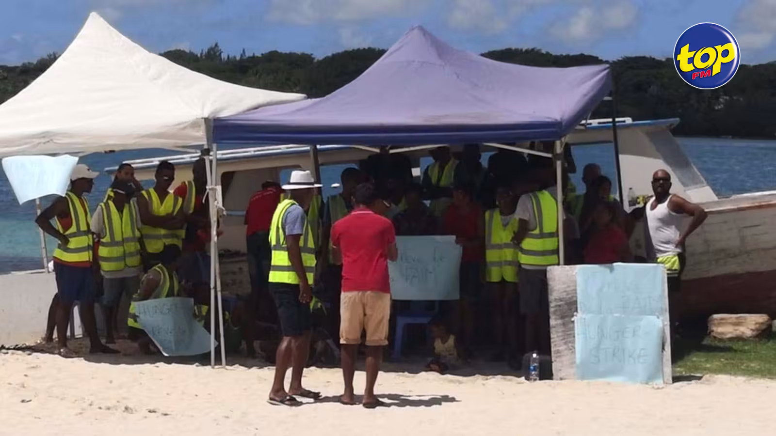 Mobilisation  devant le tribunal de  Mahebourg hier : interpellation de deux plaisanciers par une vingtaine de policiers à leur domicile, ce matin