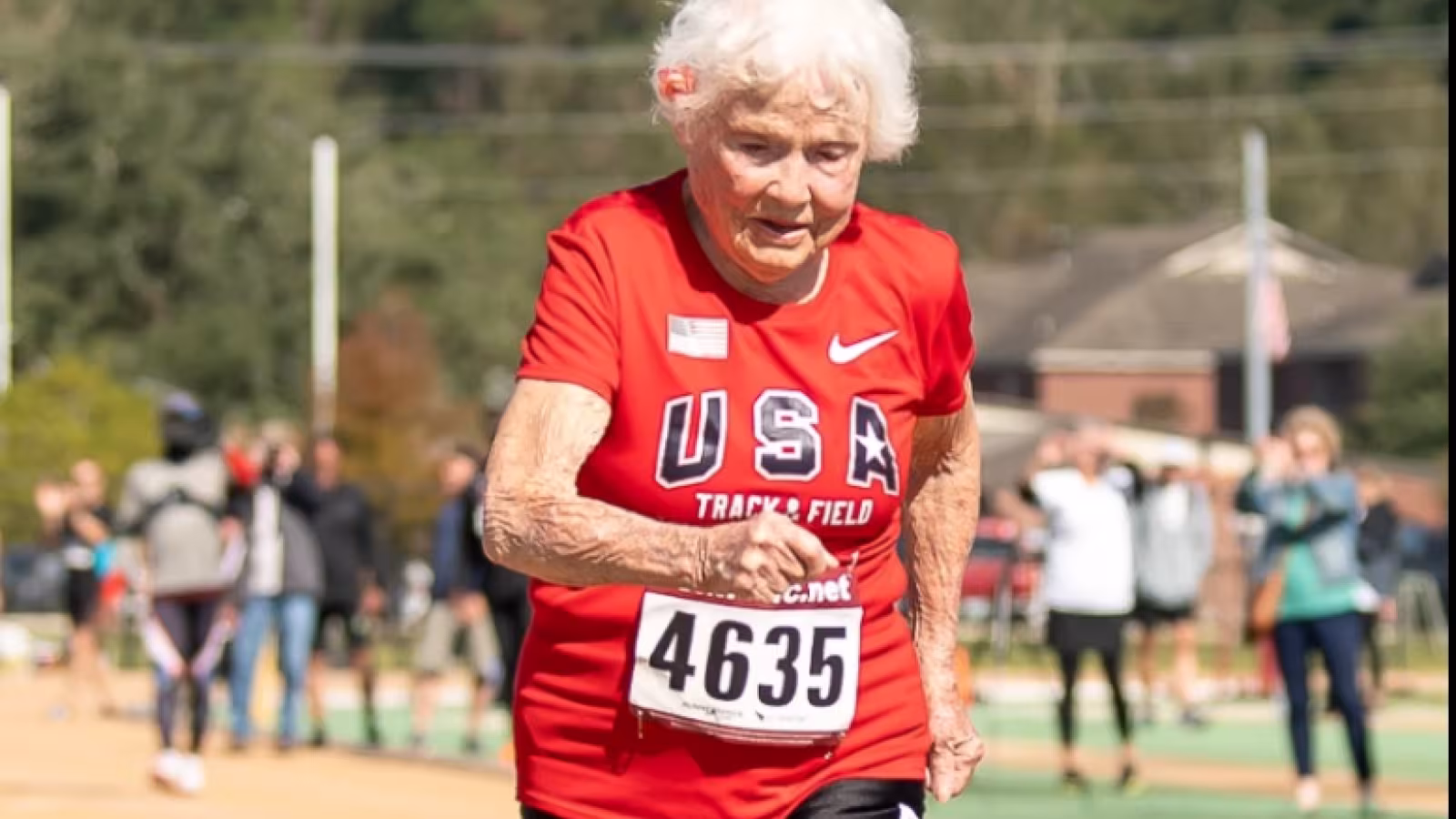 À 107 ans, Julia Hawkins court toujours et révèle les TOP 5 de ses aliments anti-âge qu’elle consomme