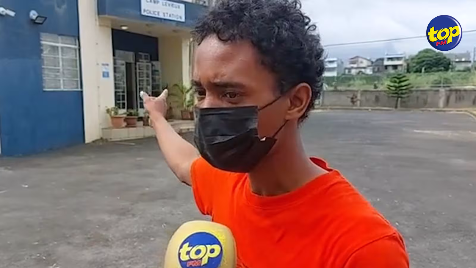 Vives tensions à Camp Levieux : Kerven Lajoie, l’un des manifestants arrêtés hier après-midi, porte plainte contre des policiers qu’il accuse de l’avoir battu !