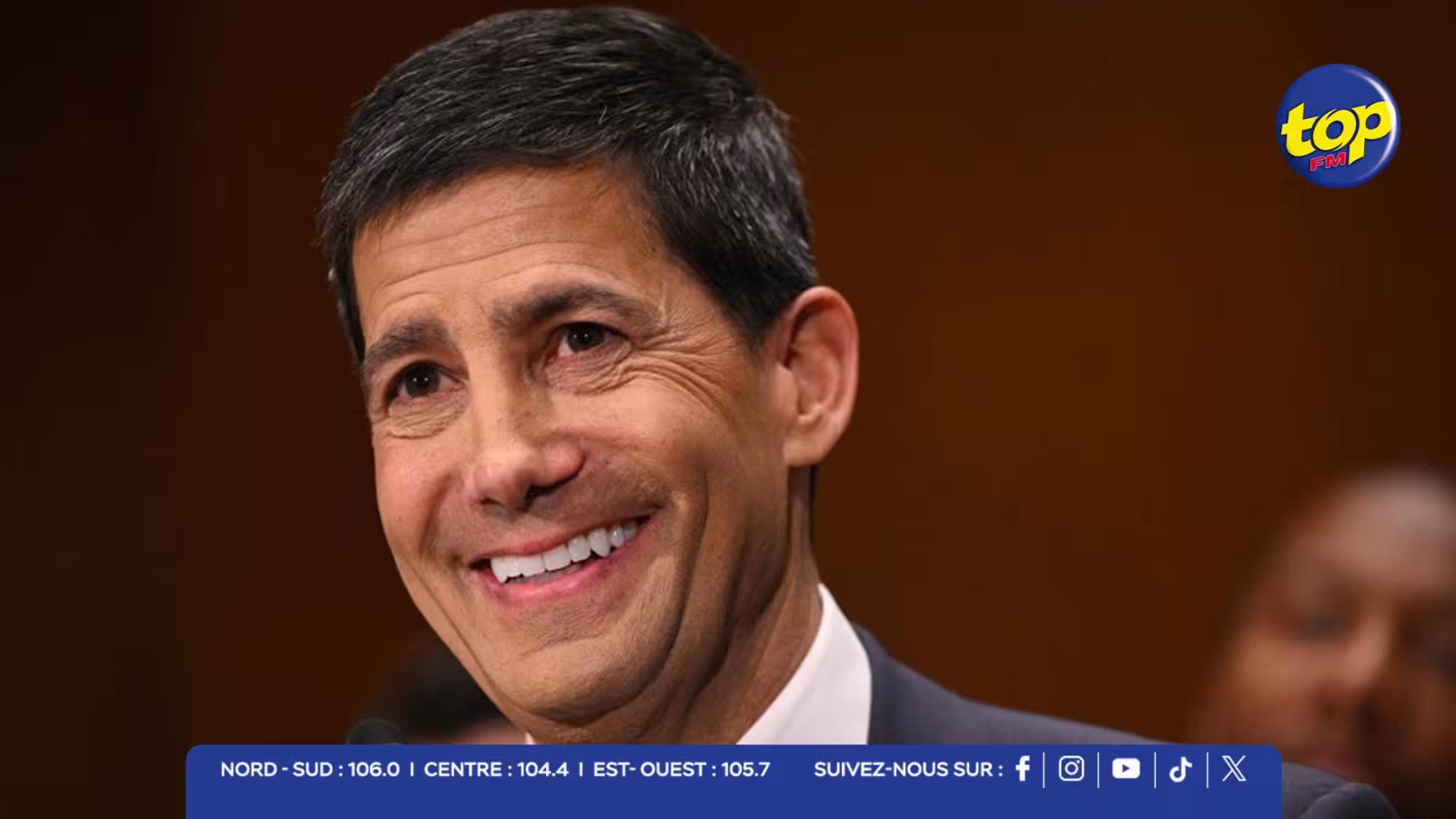 Kevin Warsh prend les rênes de la Fed sous tension après une prestation de serment à la Maison Blanche