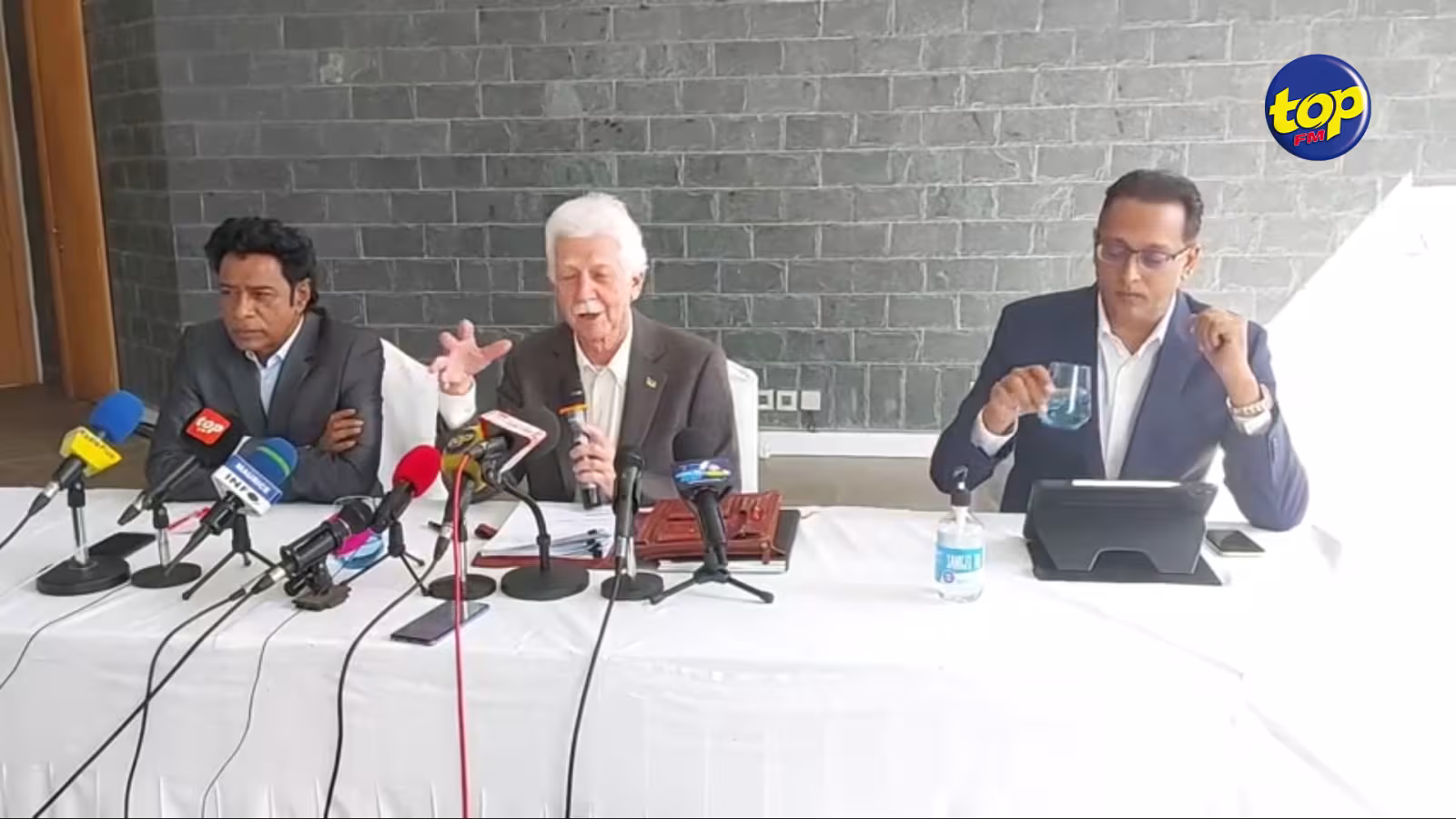 Politique : « Nou tou bizin marie pike pou sauve pays », affirme Paul Bérenger qui annonce une rencontre dans les jours à venir entre les dirigeants de l’Espoir et ceux du PTr, y compris Navin Ramgoolam et lui
