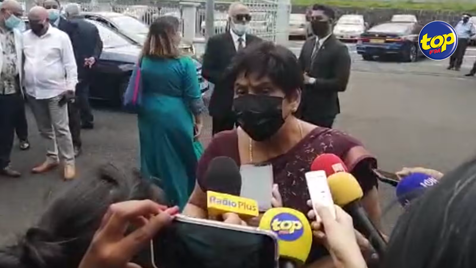 Polémique autour du formulaire de consentement pour les étudiants : « nou assez lucky a maurice ki nou recevoir vaccin… », dit Leela Devi Dookhun Luchoomun