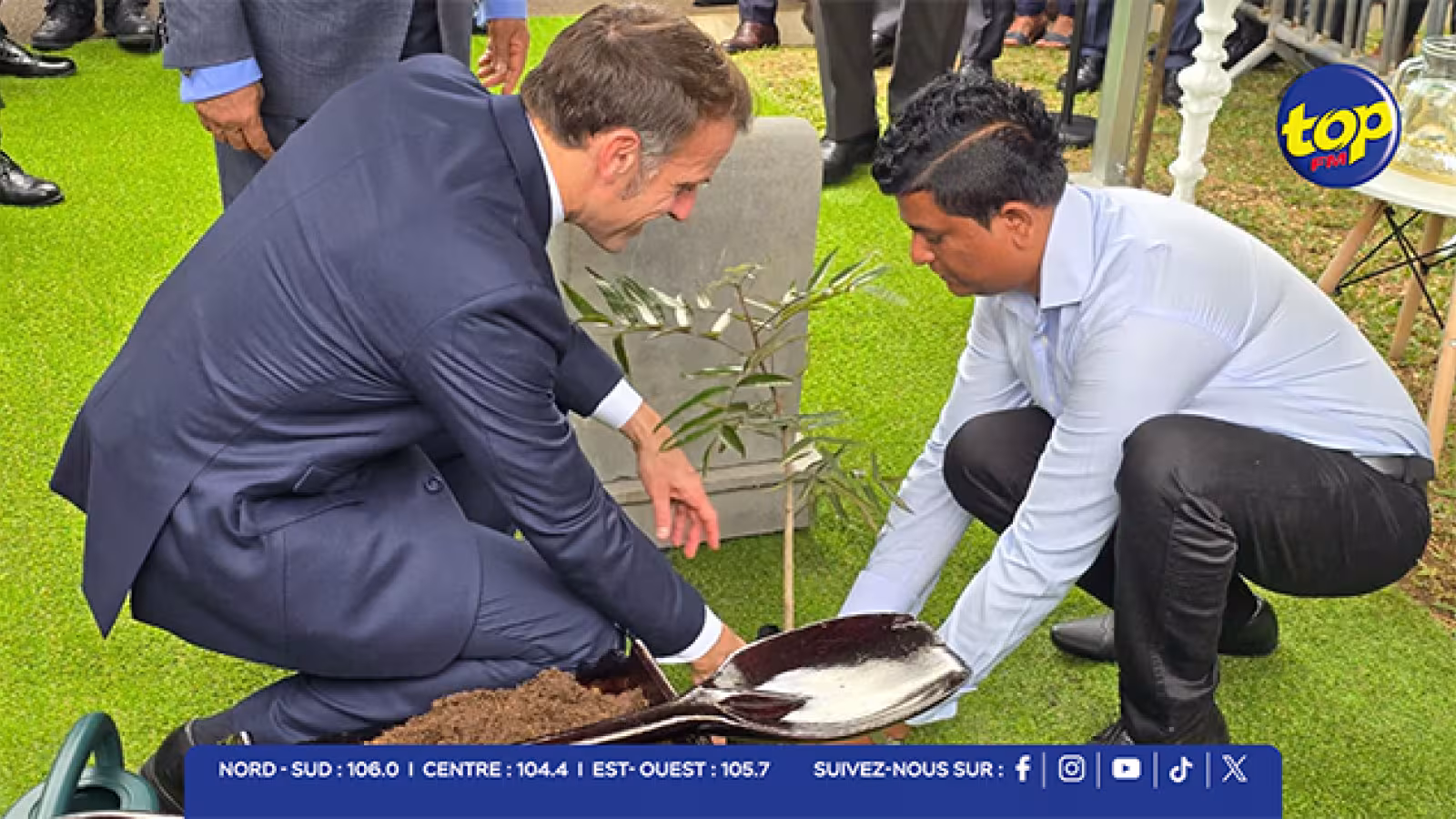 Visite d’État : dépôt de gerbes au Jardin botanique SSR et mise en terre d’un arbre commemorative par le président Emmanuel Macron