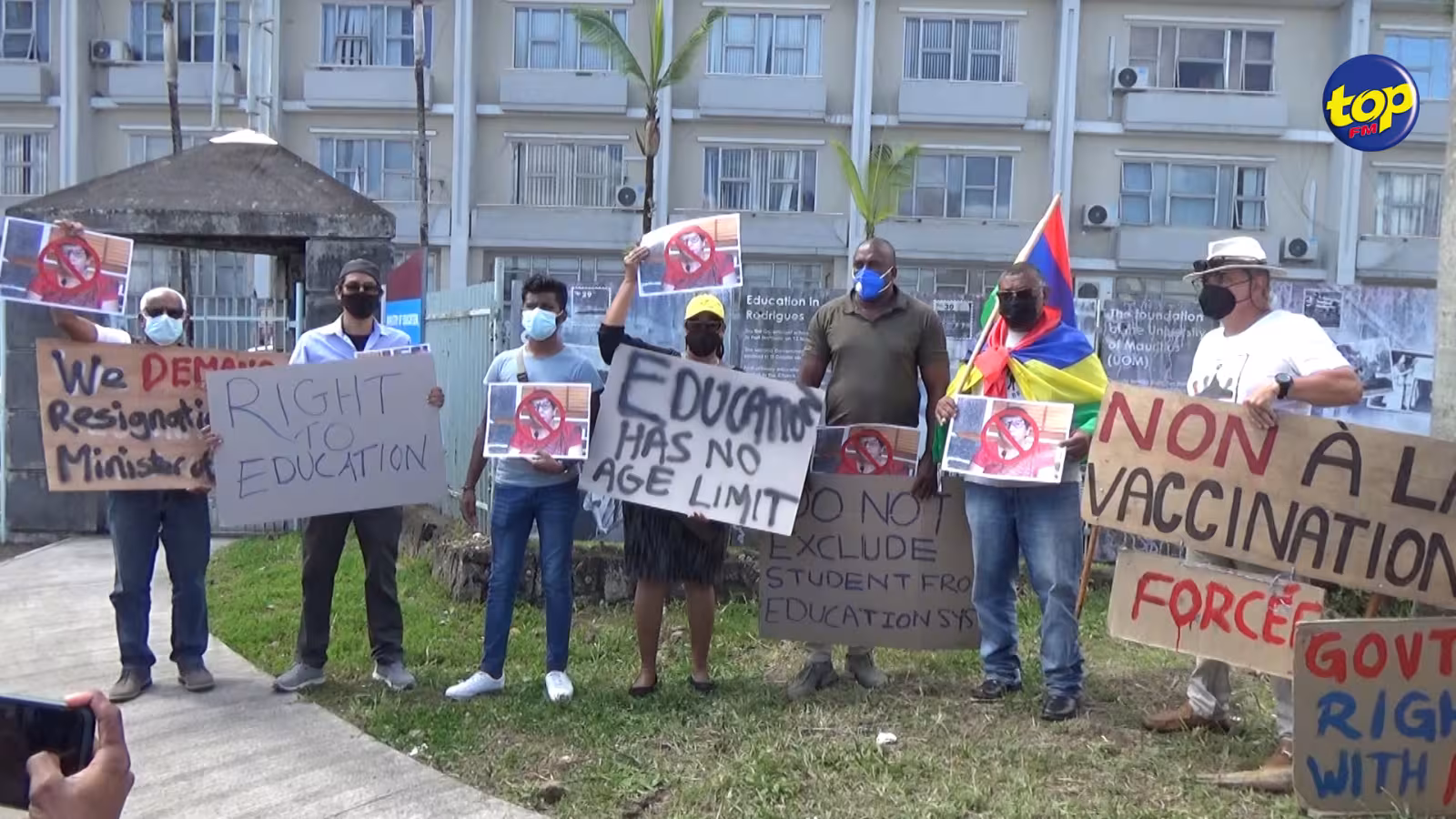 Manifestation devant la MITD House ce matin : la démission de Leela Devi Dookhun-Luchoomun réclamée