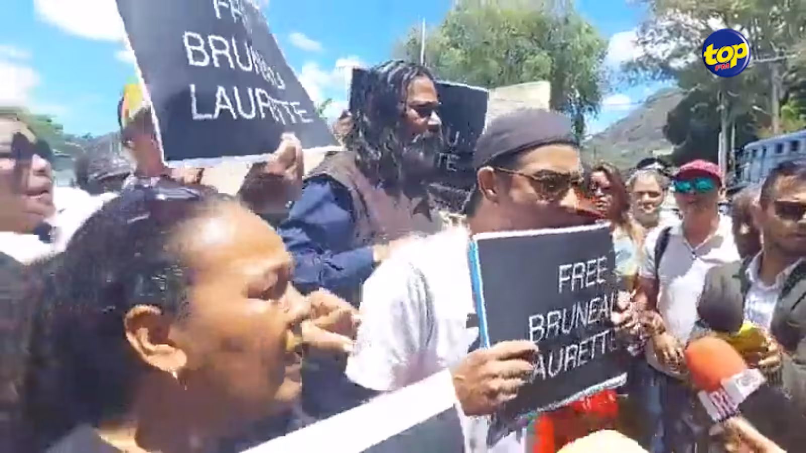 Bruneau Laurette sera détenu à la prison de Melrose jusqu’au 26 décembre : En larmes, ses partisans lui expriment leur soutien en scandant aux abords du tribunal de Moka