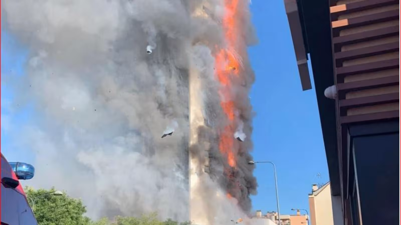 Un immeuble de 20 étages ravagé par les flammes à Milan