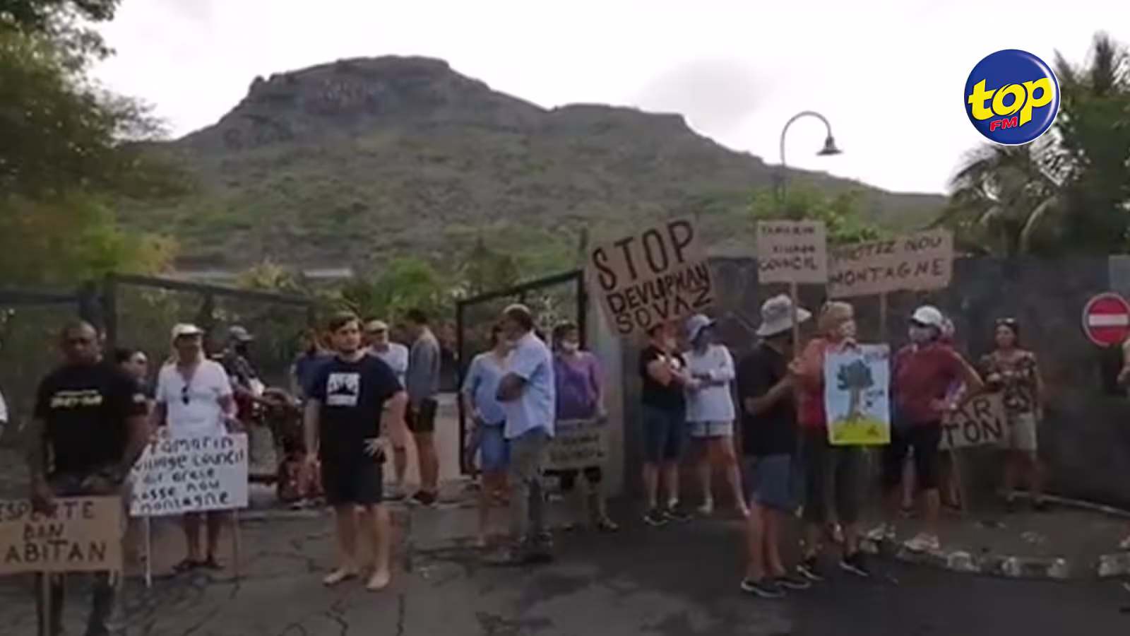 Manifestation à Tamarin : les habitants s’opposent à la construction d’un complexe résidentiel sur une montagne en bloquant l’accès aux travailleurs sur le site !