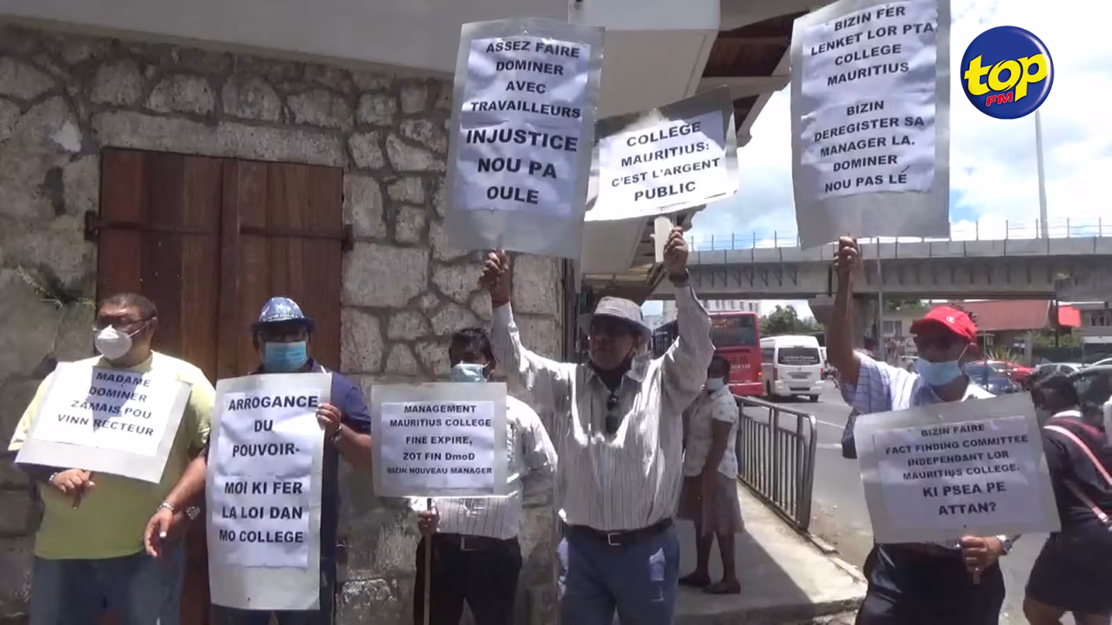 Mauritius College : Manifestation pacifique des membres de l’Union of Private Secondary Education Employees à la mi-journée