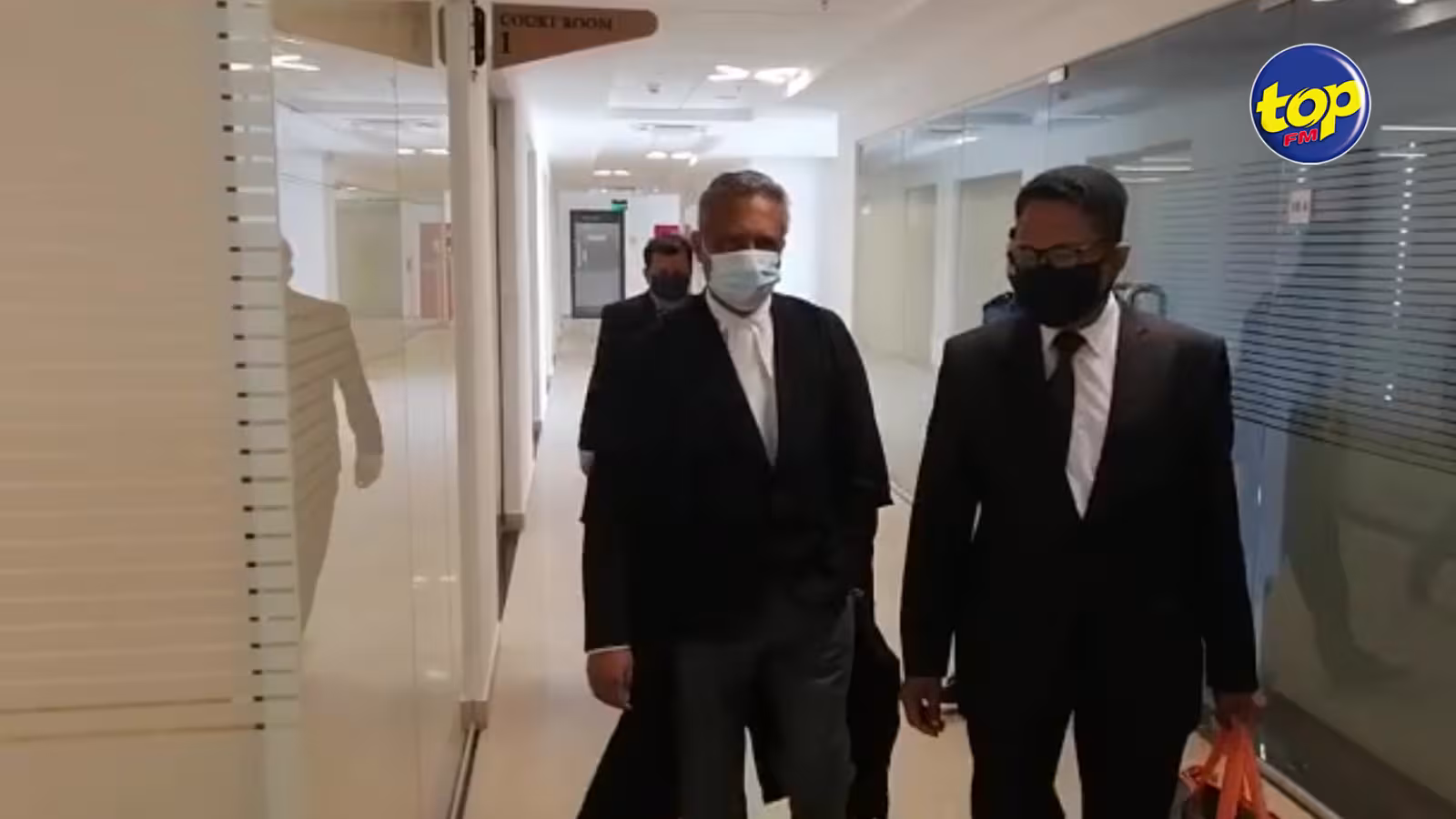 Pétition électorale d’Adrien Duval : La version du Returning Officer et celle du responsable d’une unité de comptage divergent