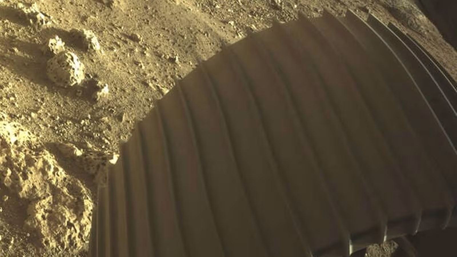La NASA dévoile des photos spectaculaires et en couleur de Mars