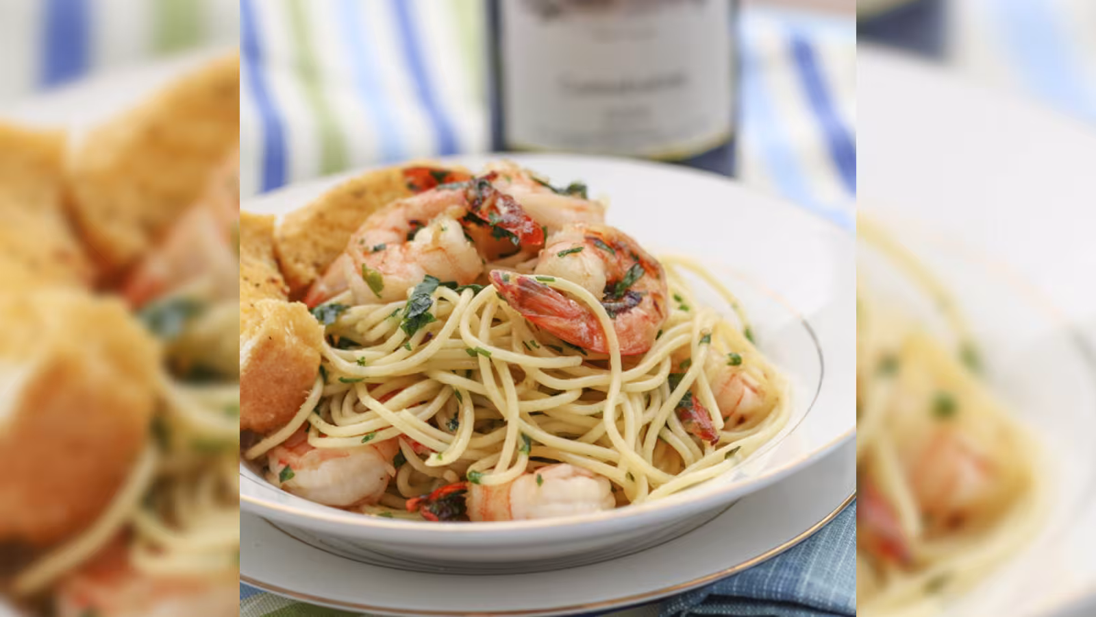 Nouilles chinoises et crevettes sautées à l’ail et coriandre