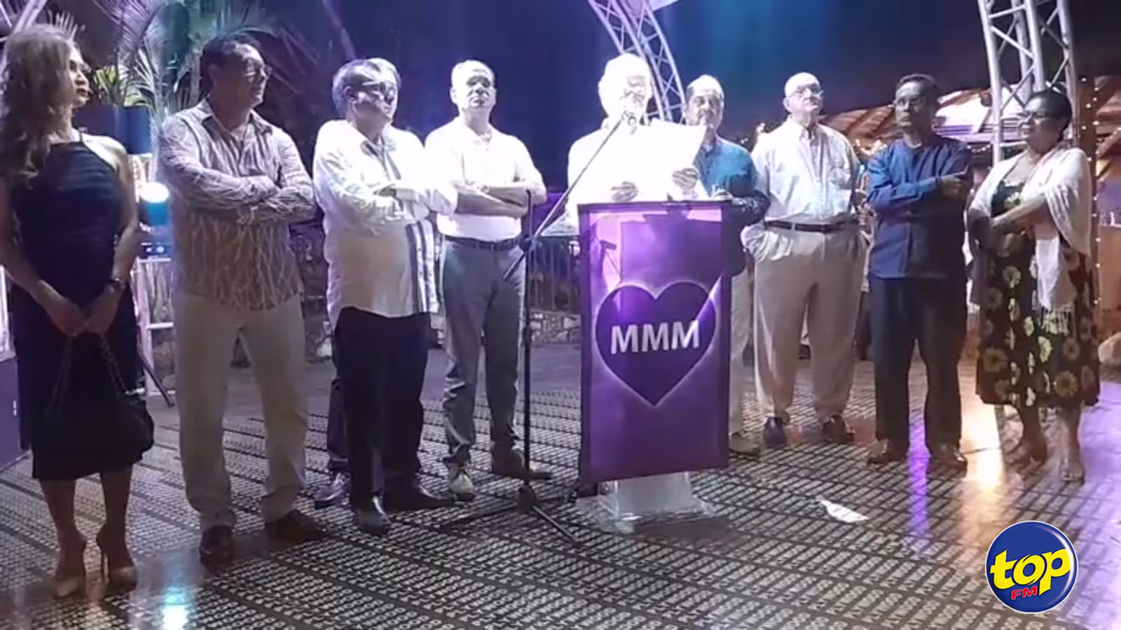 Paul Bérenger félicite Ravin Jugurnath, fraîchement  élu président du conseil de district de Savanne 