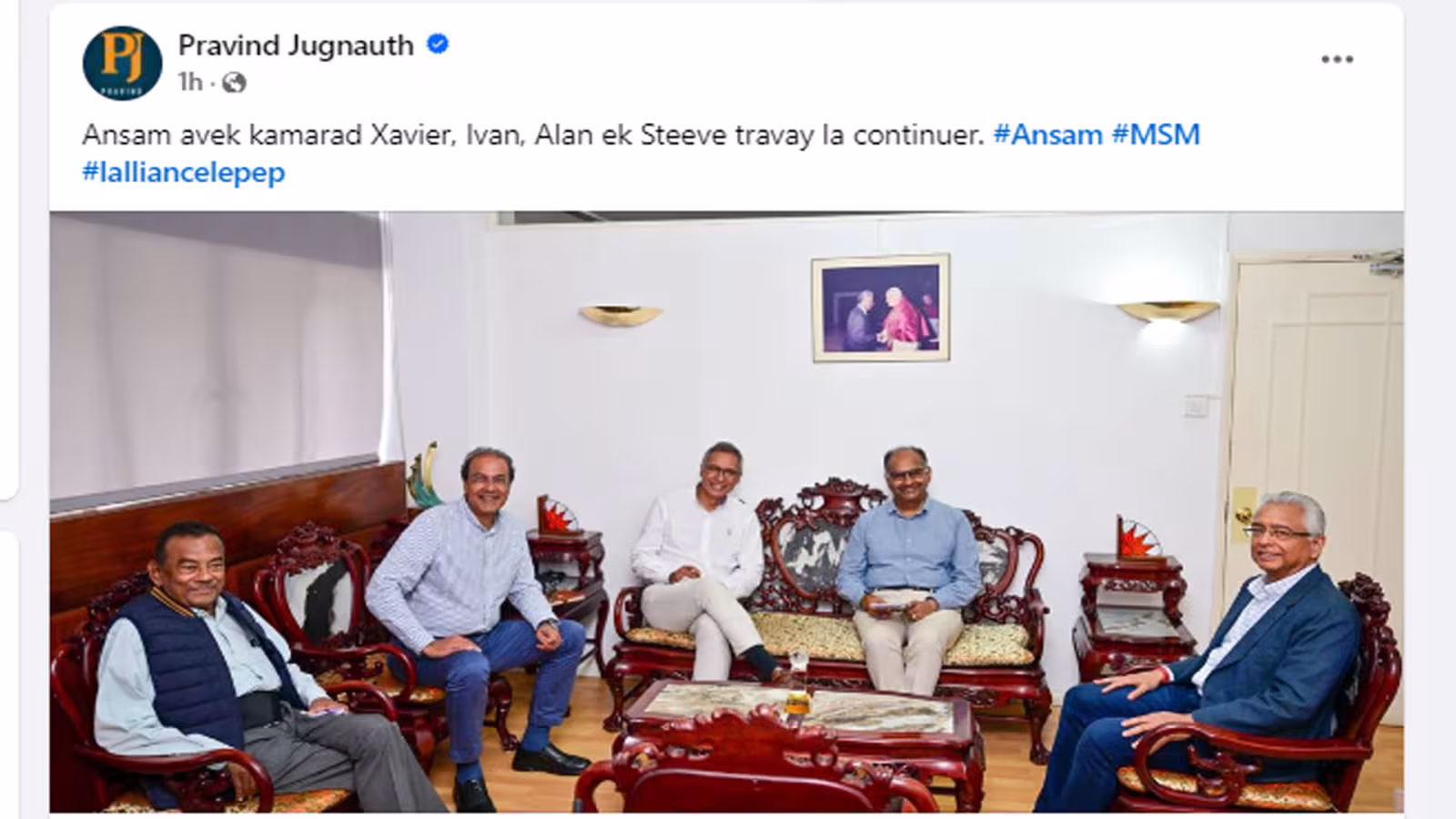 Publié sur la page Facebook de Pravind Jugnauth ,cet après-midi : «Ansam avek Kamarad Xavier, Ivan, Alan, ek Steeve travay la continuer  »  