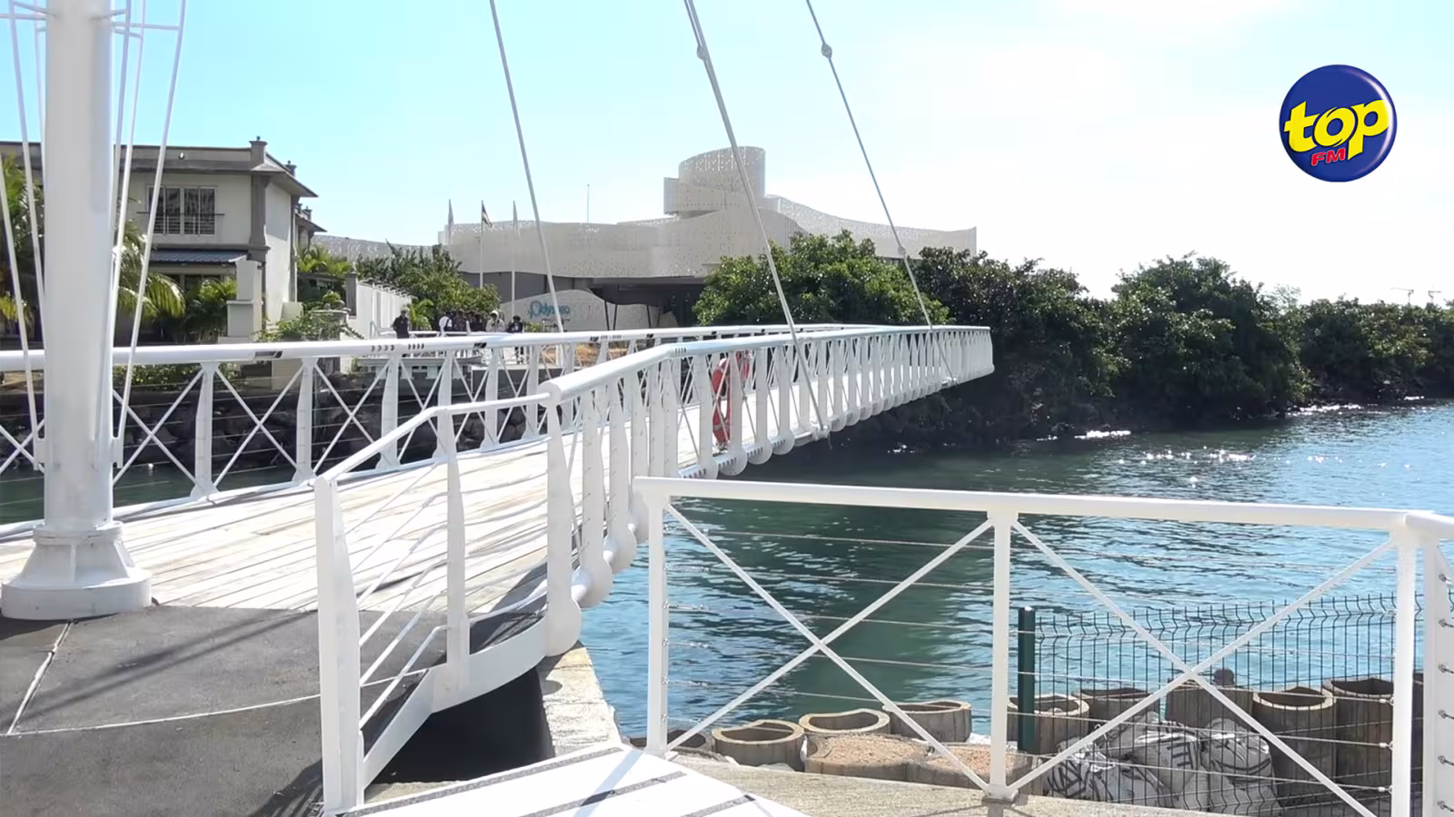 Lancement du nouveau pont tournant piétonnier ; « un pont qui est la touche finale et qui relie tout l’écosystème autour de Caudan », selon Dominique Autrey, Chief Operations Manager du Caudan Waterfront