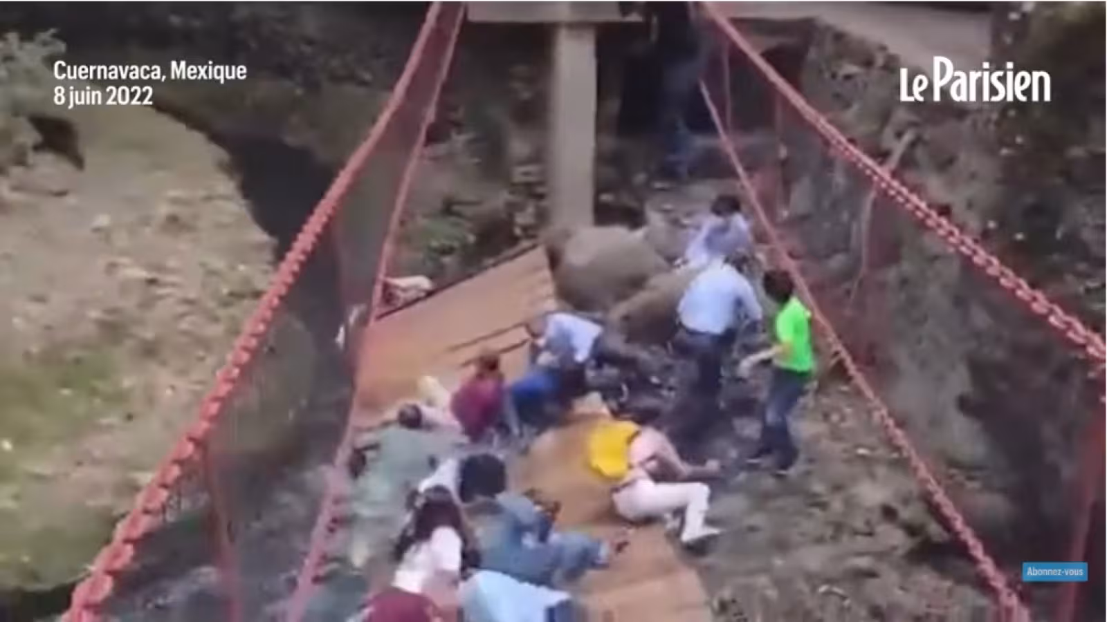 Une passerelle suspendue craque sous le poids des visiteurs,  25 blessés
