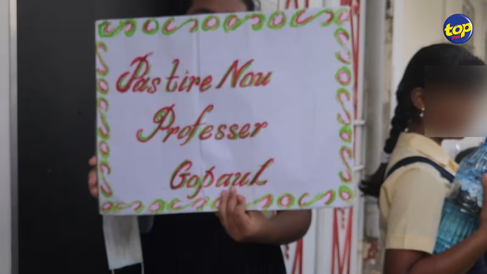 Manque d’enseignants au niveau mondial : ‘Les aspirants professeurs se sentent découragés face aux nouveaux défis, qui rendent ce métier plus difficile,’ témoigne un éducateur