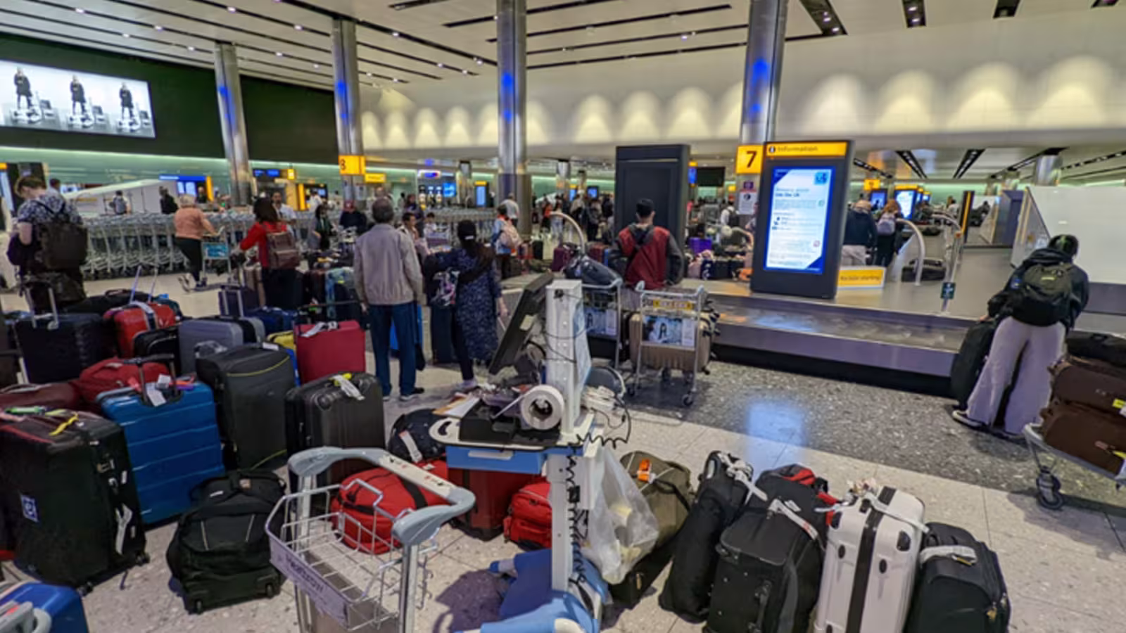 En provenance de Londres : Scott McKechnie, joueur international de cricket, ses proches et une autre famille atterrissent à Maurice sans leurs bagages