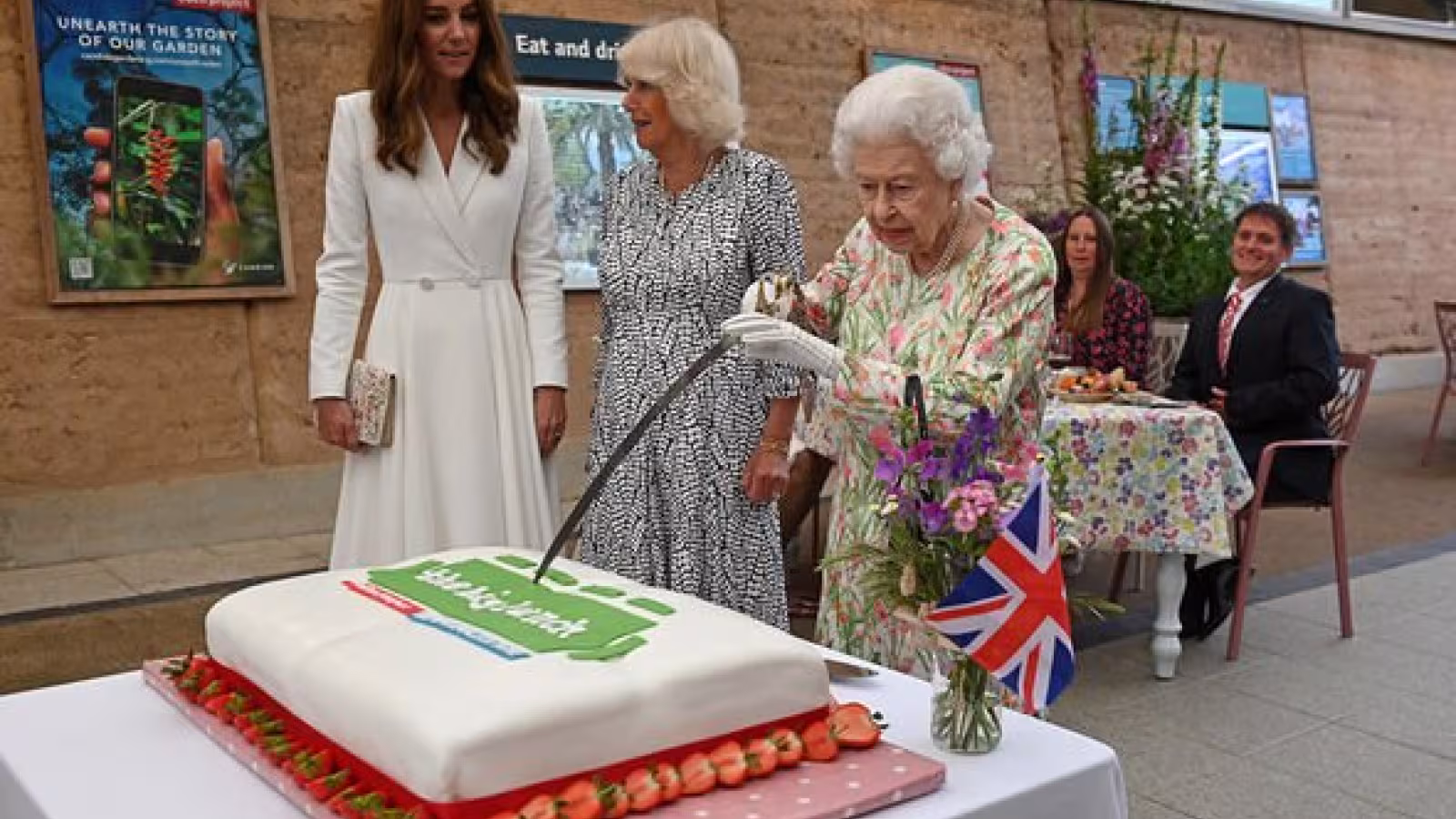 Au G7 : La reine Elizabeth se saisit d’une épée pour couper un gâteau