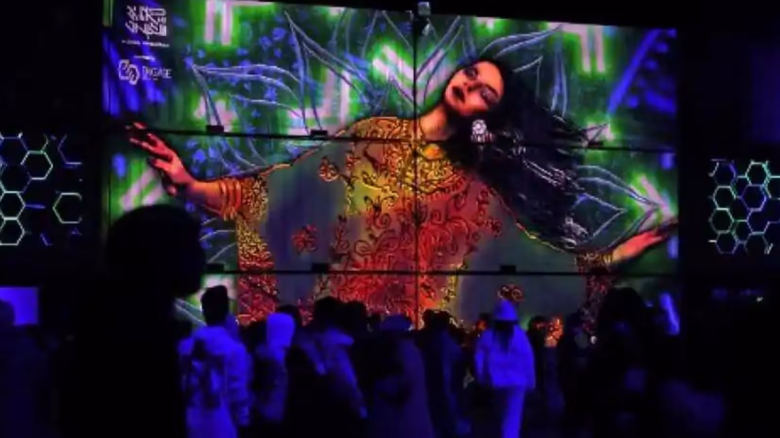 Hommes et femmes dansent ensemble lors d’une rave party géante en Arabie saoudite