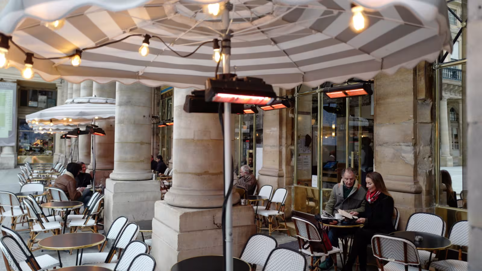 Covid-19 : des restaurants résistent à l’ordre de fermeture en France